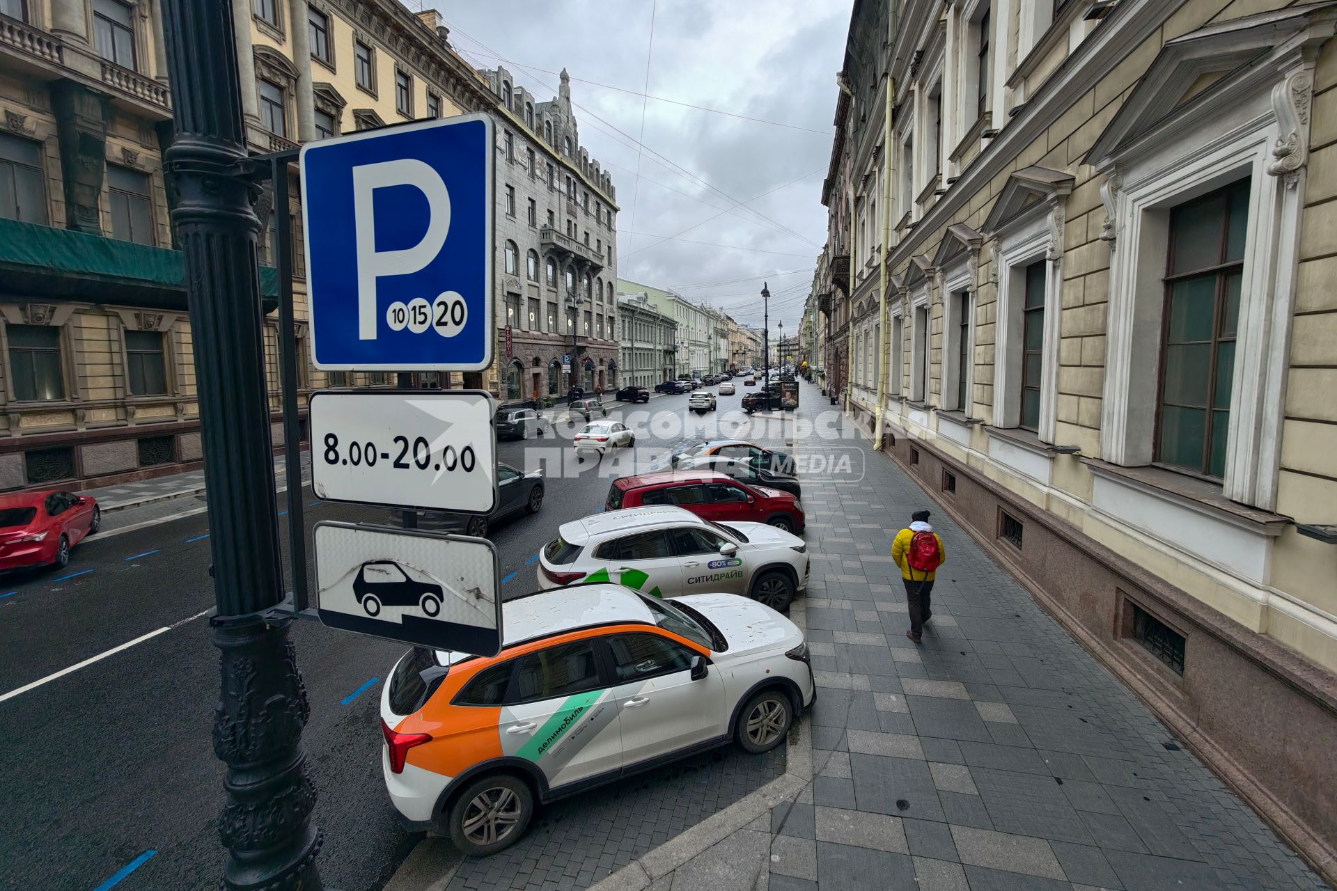 Новые тарифы на платную парковку начали действовать в Петербурге