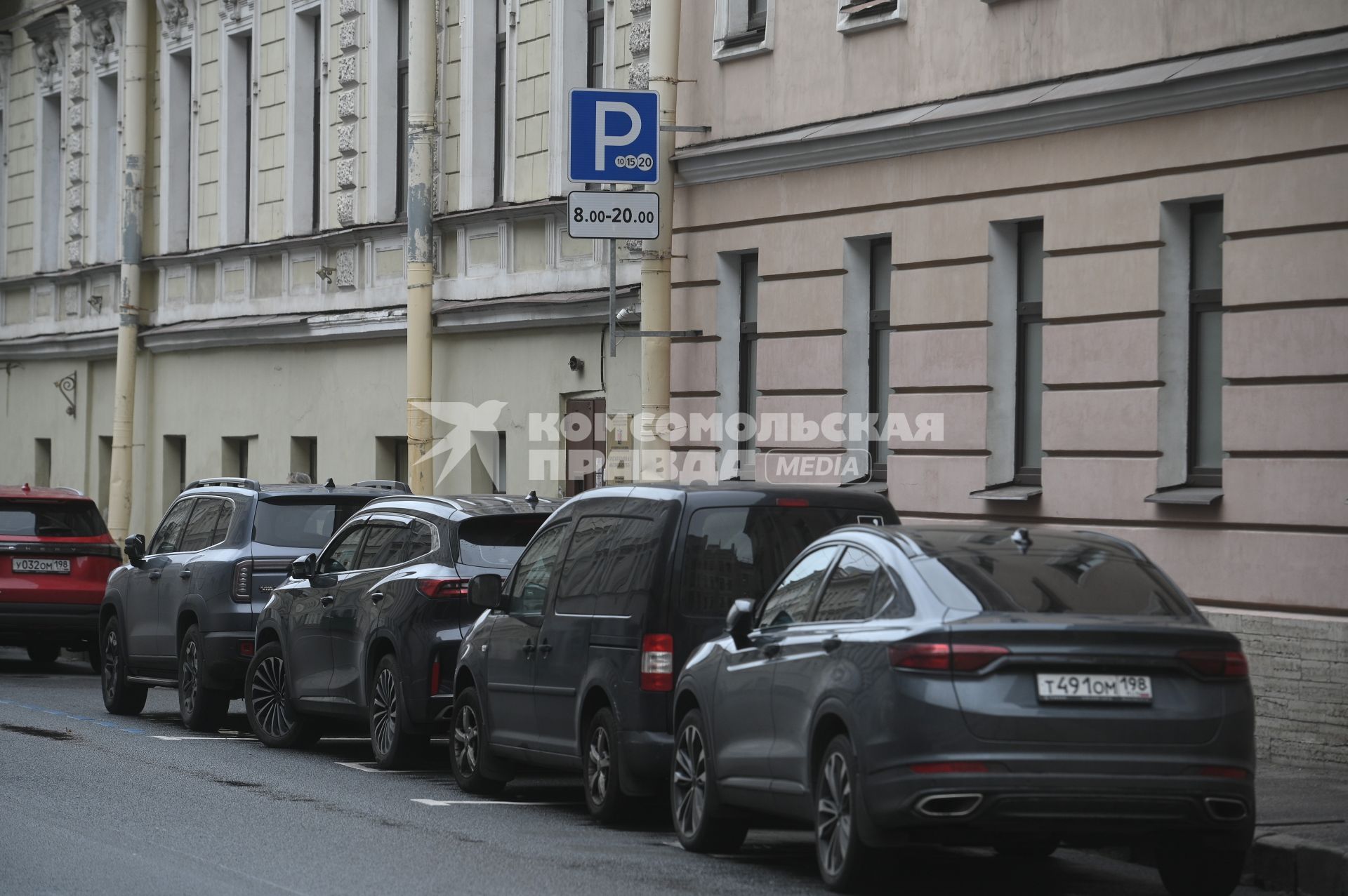 Новые тарифы на платную парковку начали действовать в Петербурге