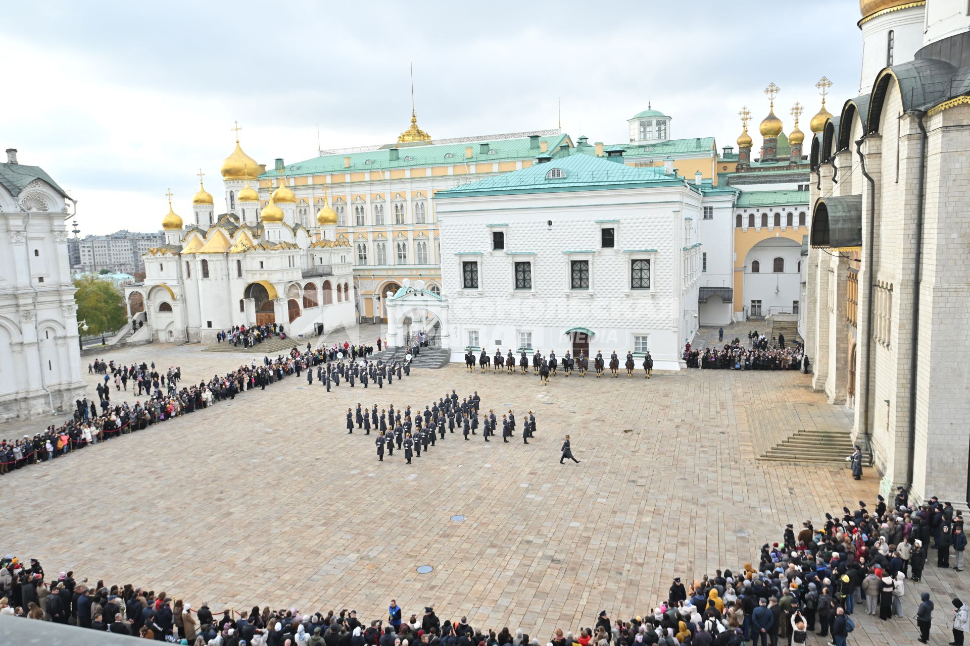 Заключительная в этом сезоне церемония развода пеших и конных караулов Президентского полка