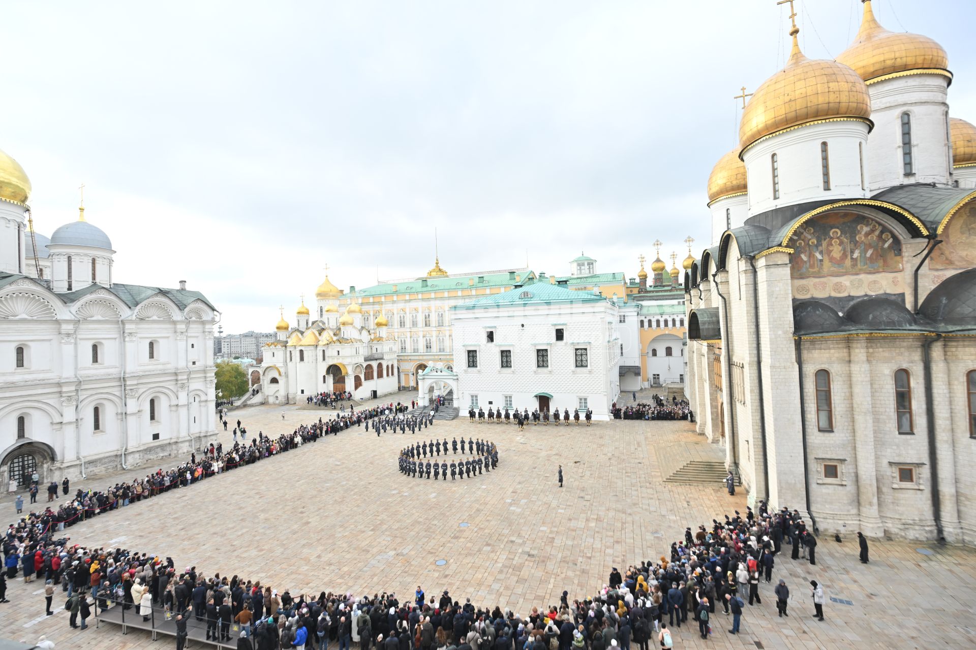 Заключительная в этом сезоне церемония развода пеших и конных караулов Президентского полка