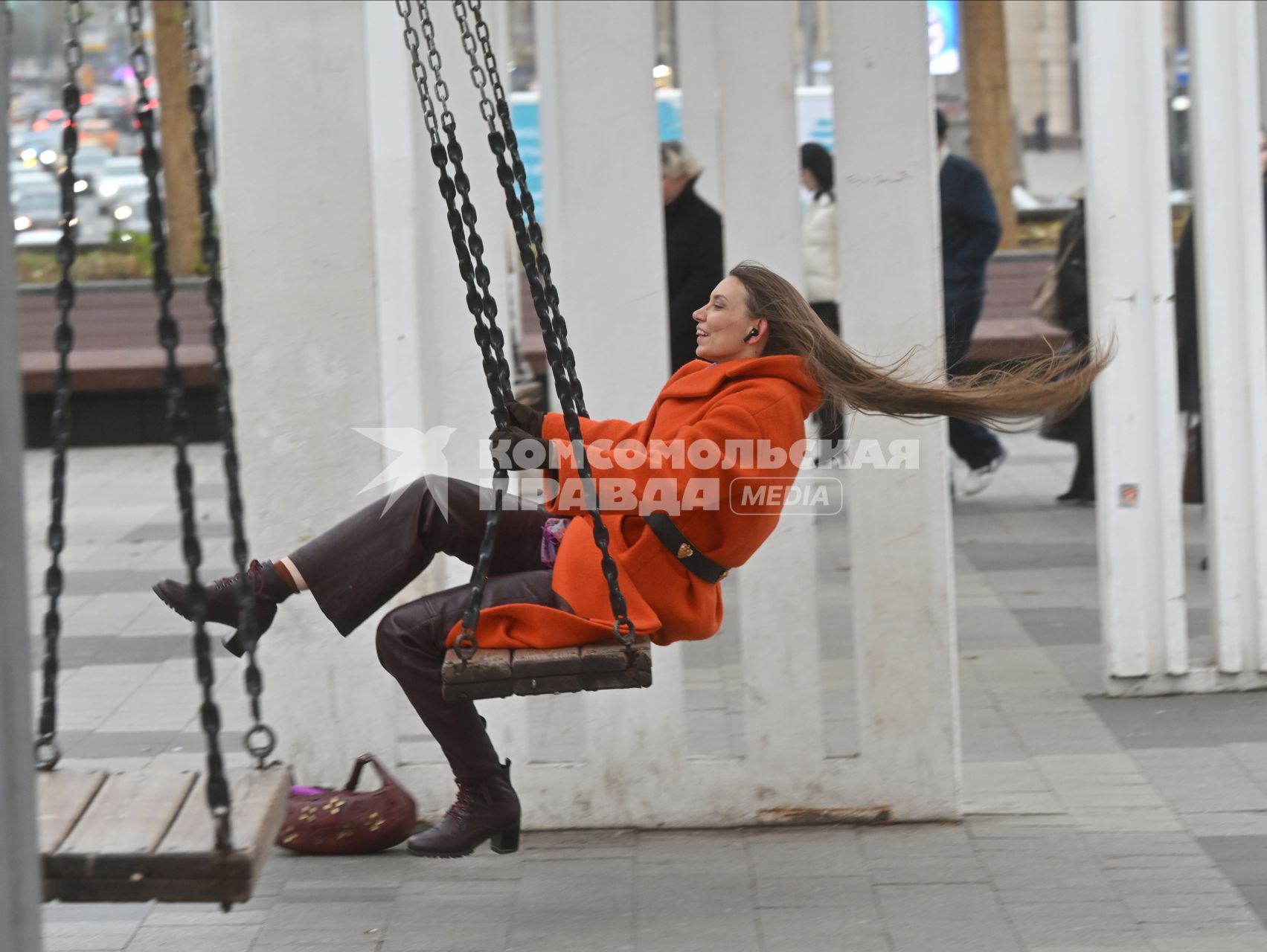 Девушка качается на качелях