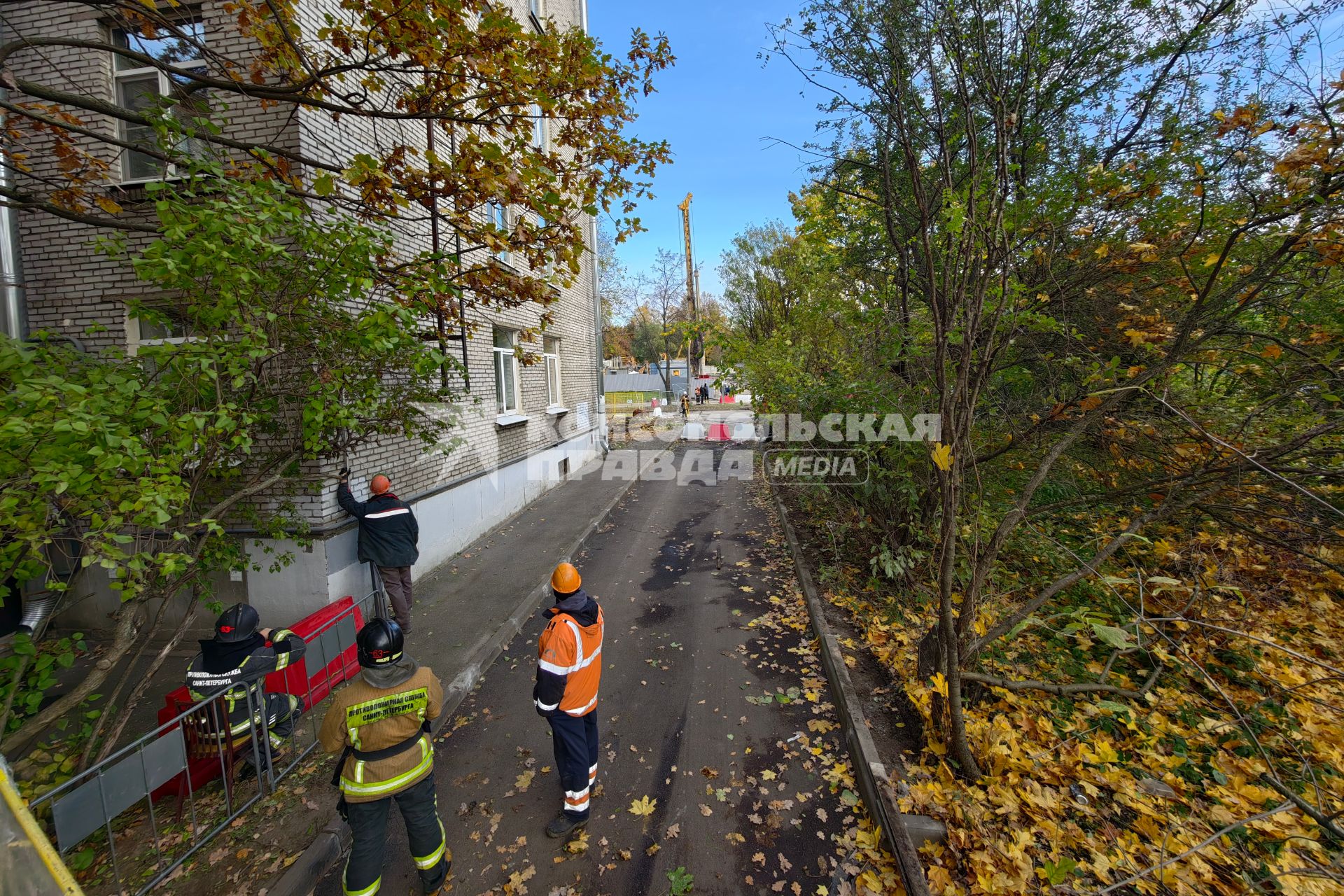 Провал грунта на улице Харченко в Санкт-Петербурге