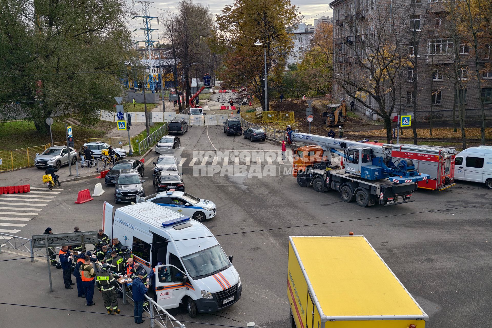 Провал грунта на улице Харченко в Санкт-Петербурге