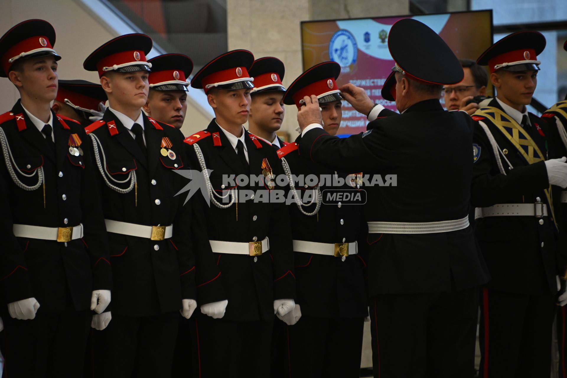 Вручение переходящего знамя Президента РФ казачьему кадетскому корпусу