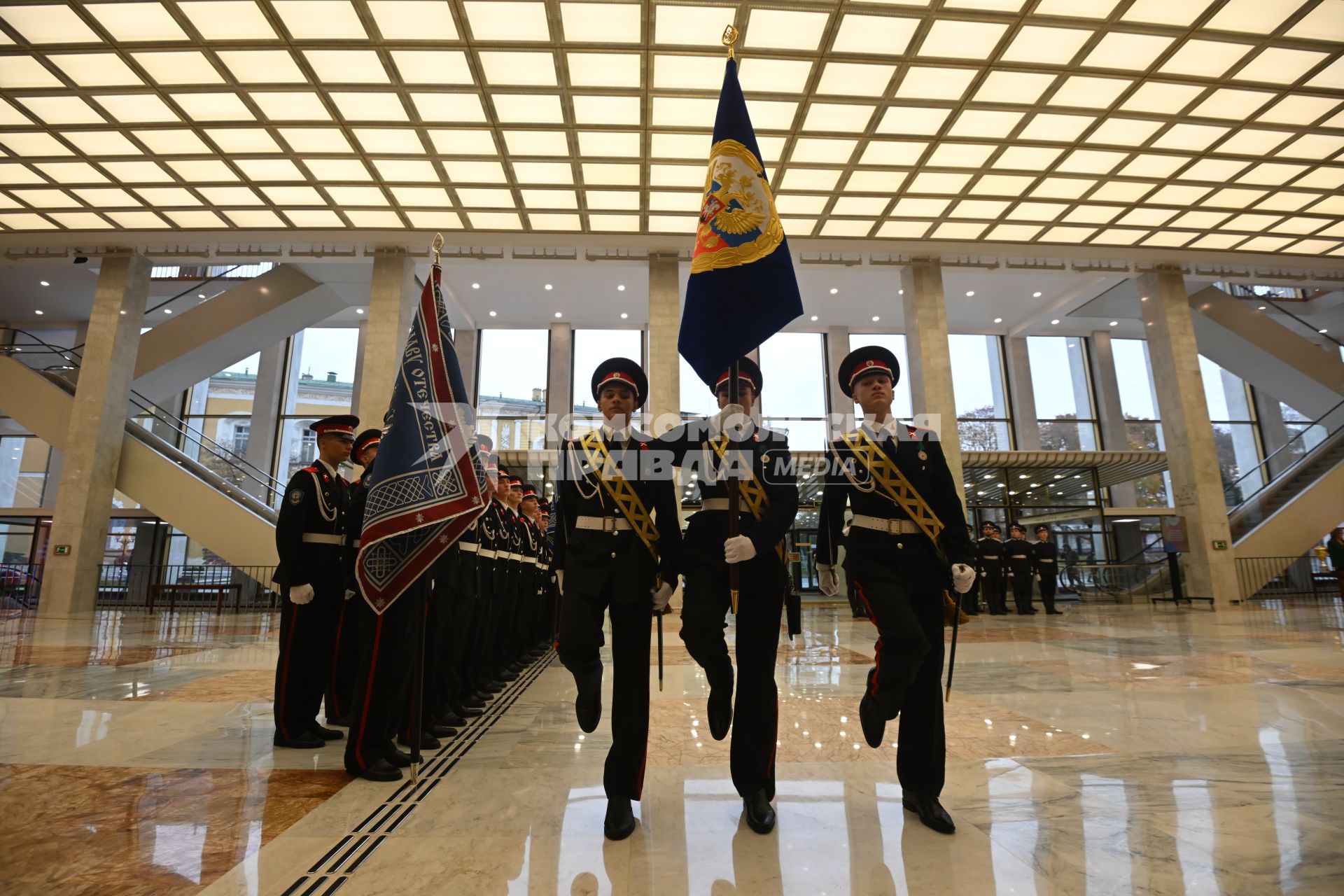 Вручение переходящего знамя Президента РФ казачьему кадетскому корпусу