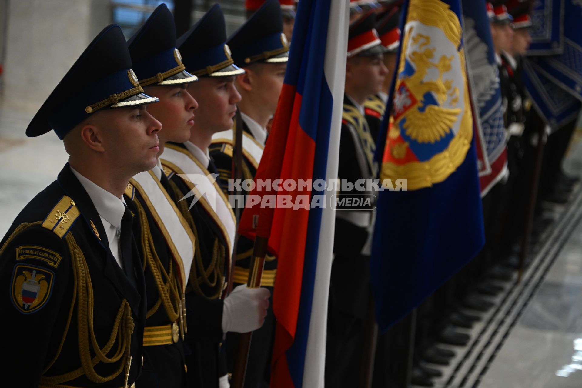 Вручение переходящего знамя Президента РФ казачьему кадетскому корпусу