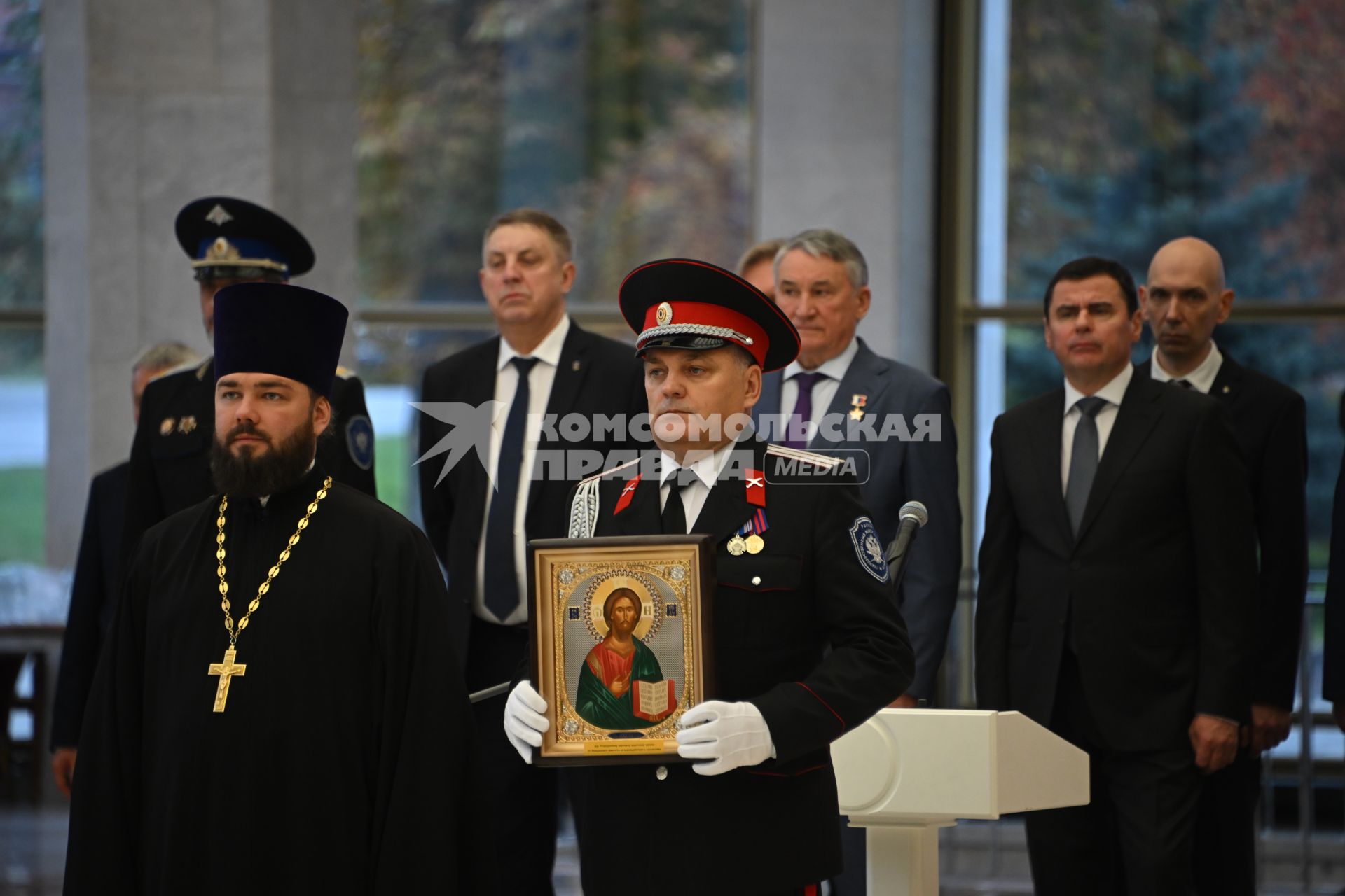 Вручение переходящего знамя Президента РФ казачьему кадетскому корпусу