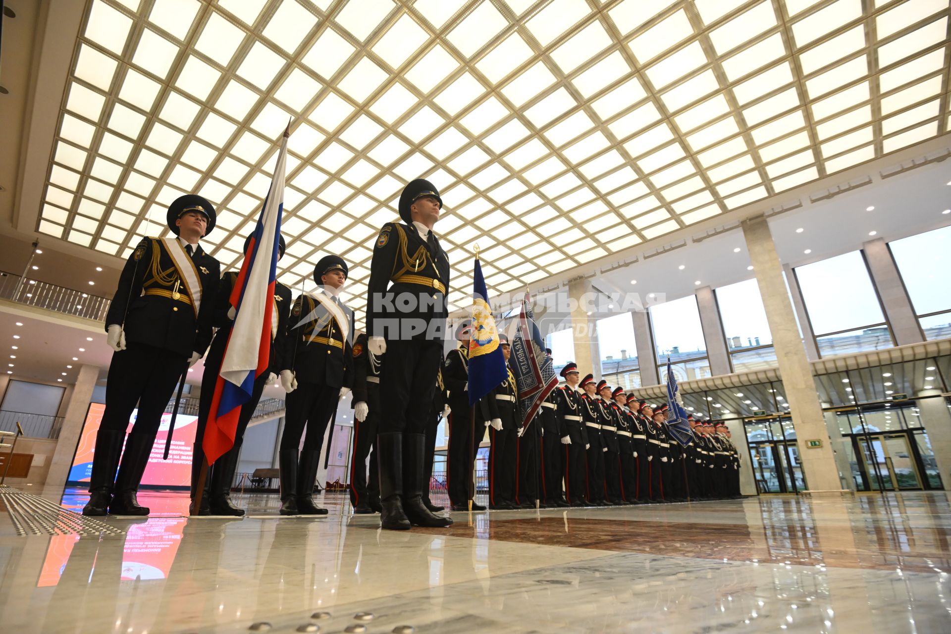 Вручение переходящего знамя Президента РФ казачьему кадетскому корпусу