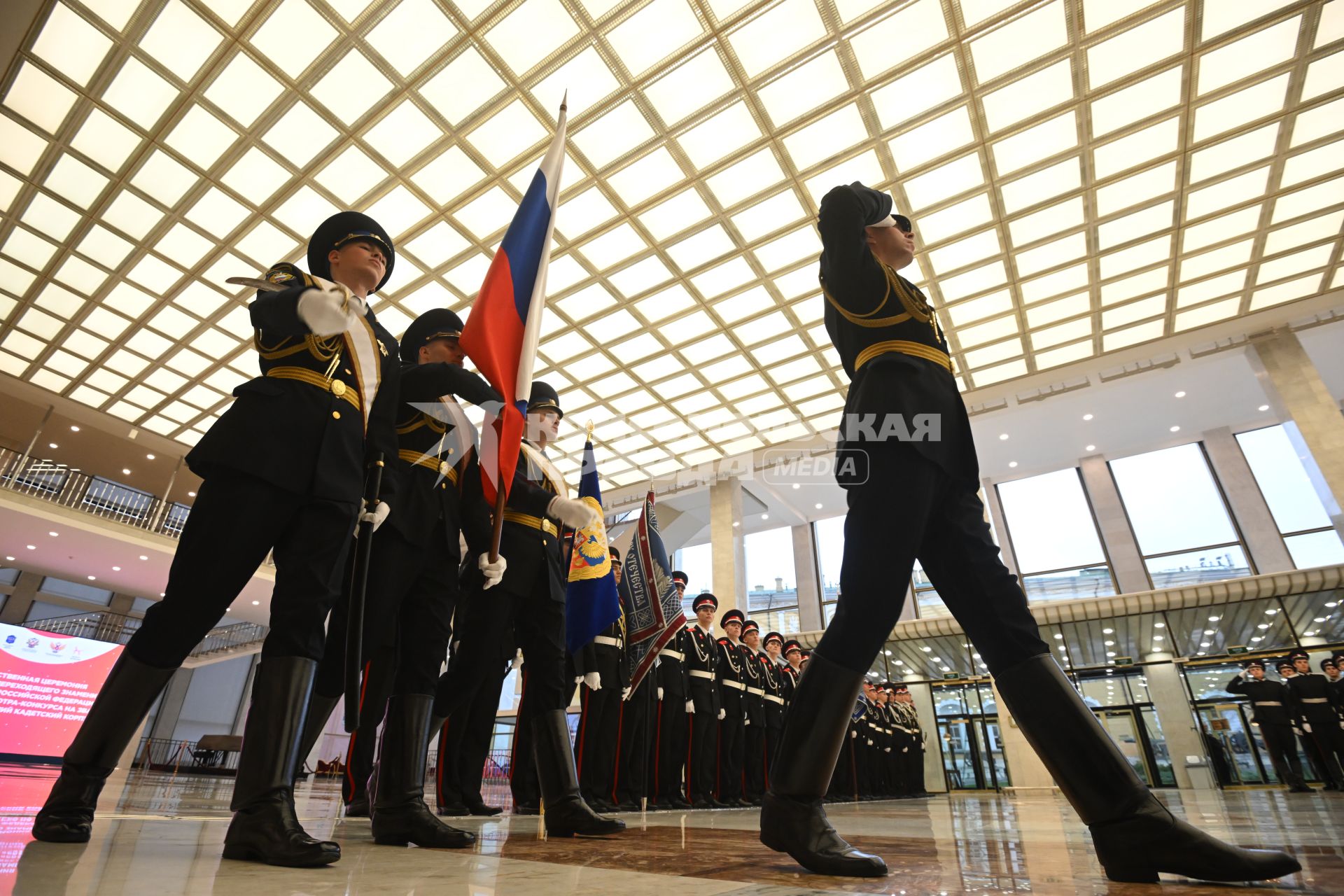 Вручение переходящего знамя Президента РФ казачьему кадетскому корпусу