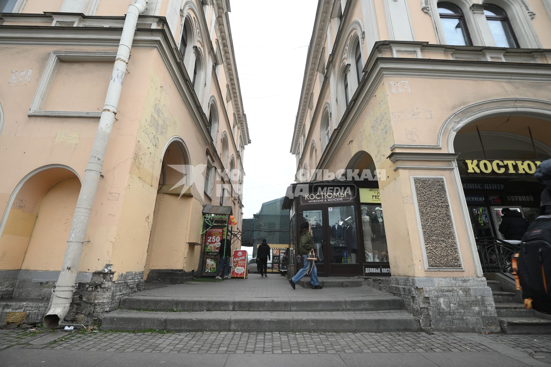 Рынок Апраксин двор в Санкт-Петербурге