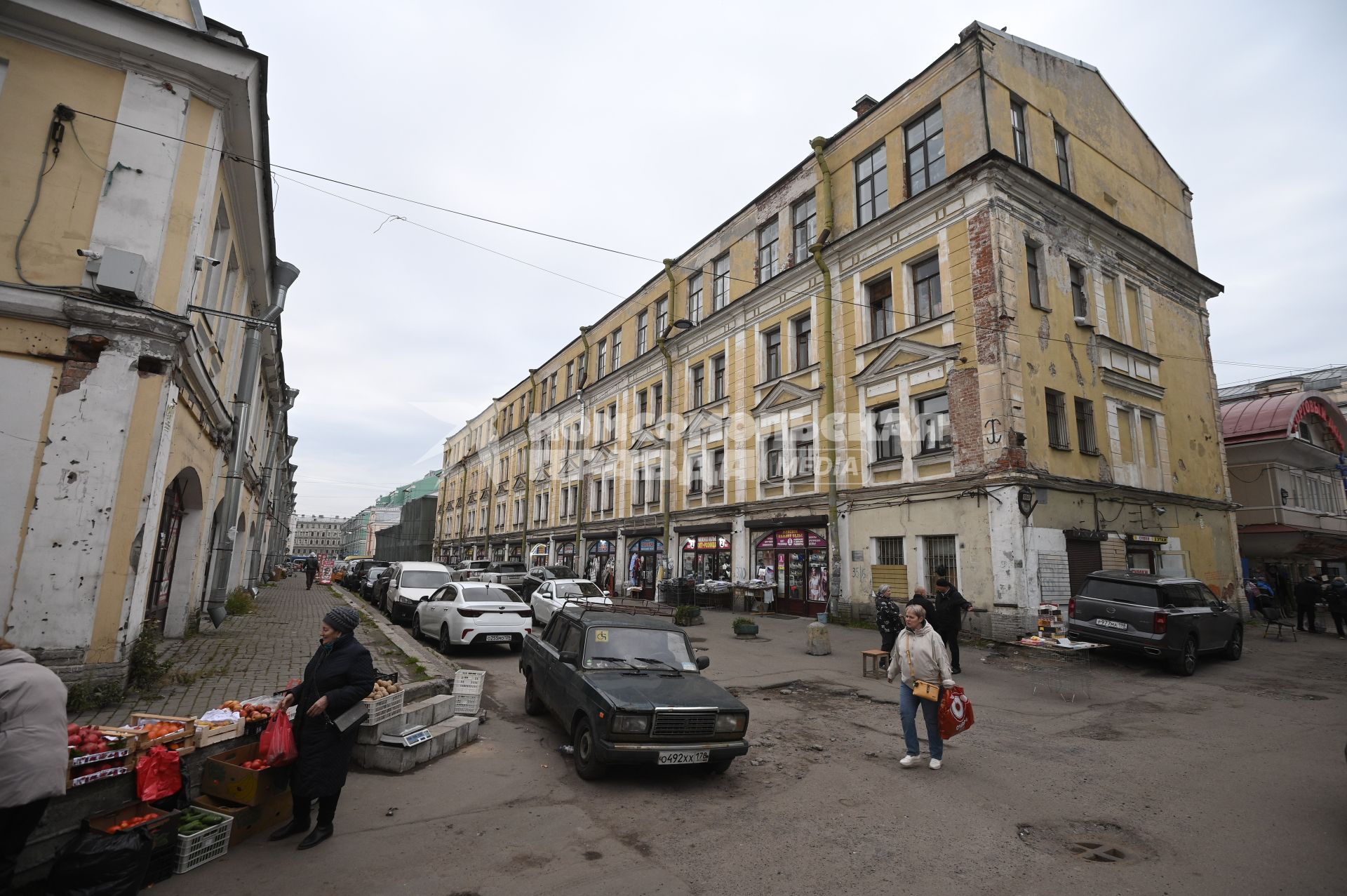 Рынок Апраксин двор в Санкт-Петербурге