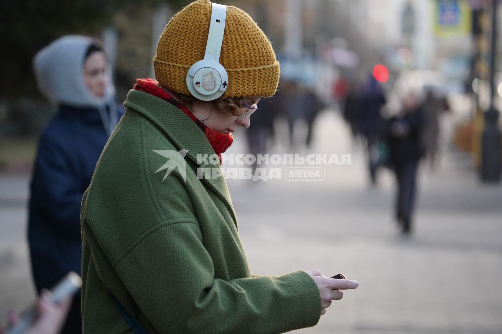 Девушка в телефоне