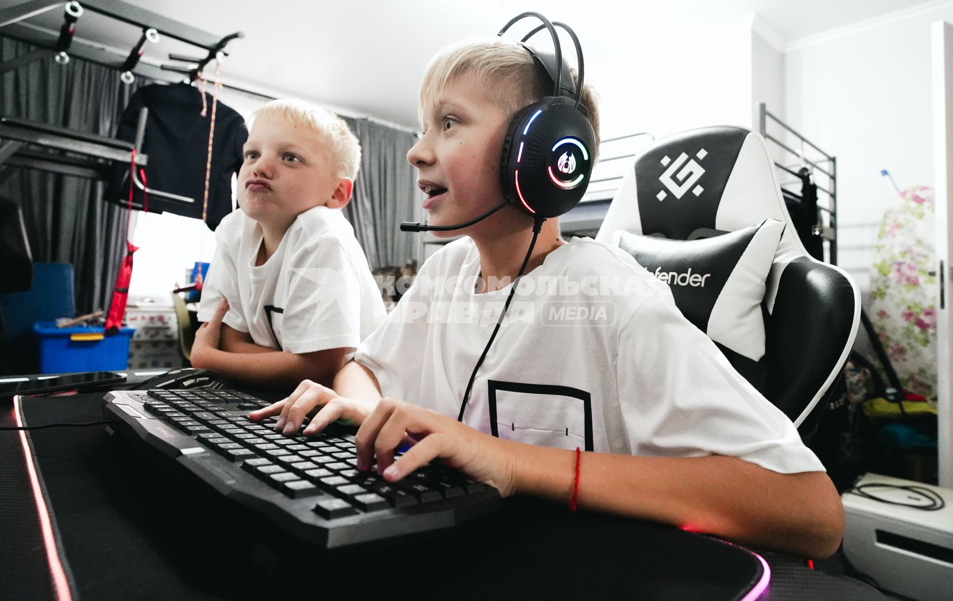 Дети с гаджетами