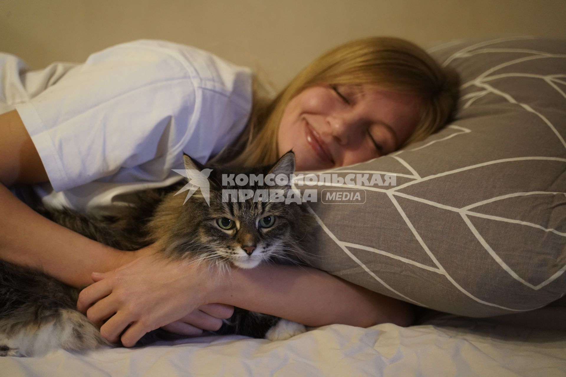 Девушка с котом