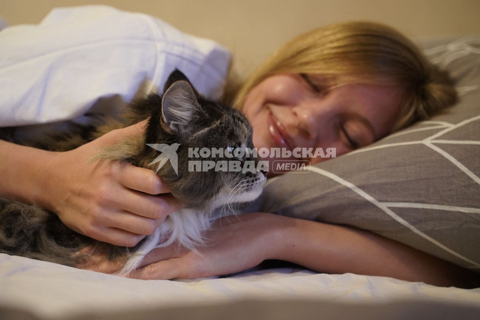 Девушка с котом