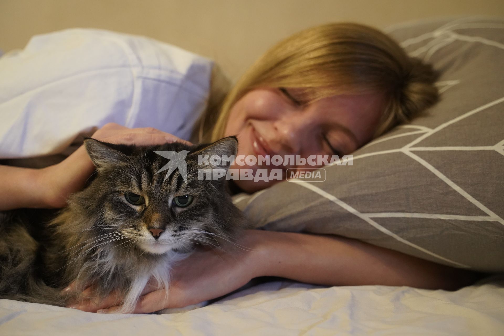 Девушка с котом