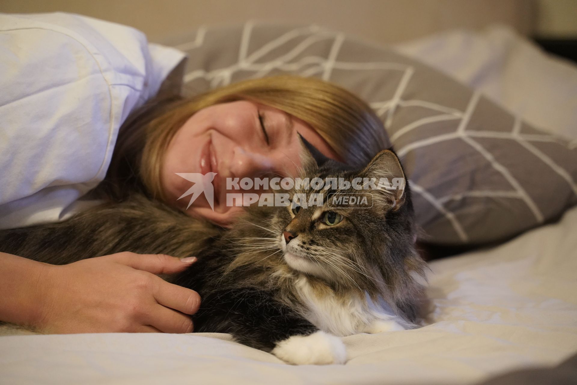 Девушка с котом