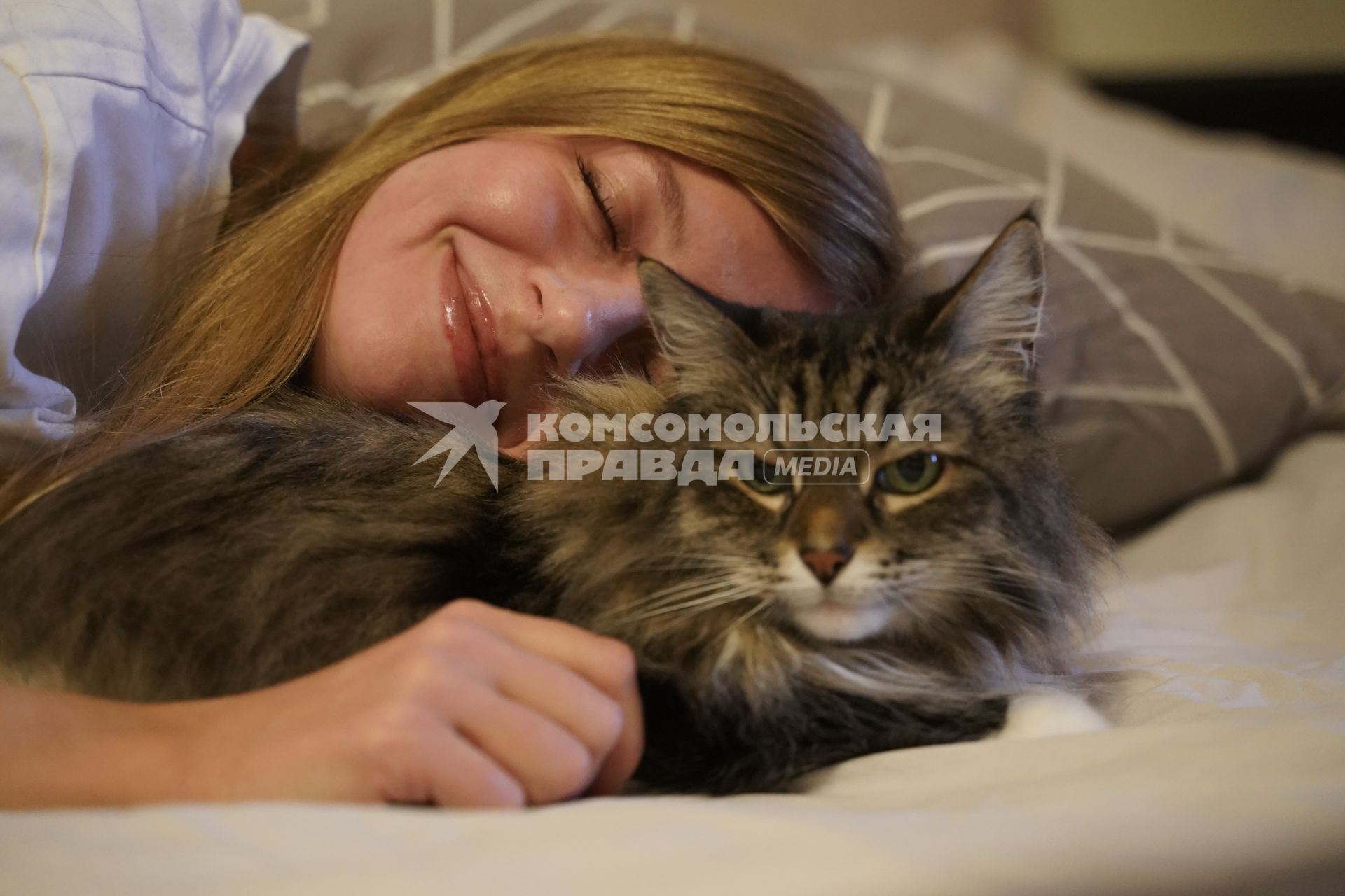 Девушка с котом