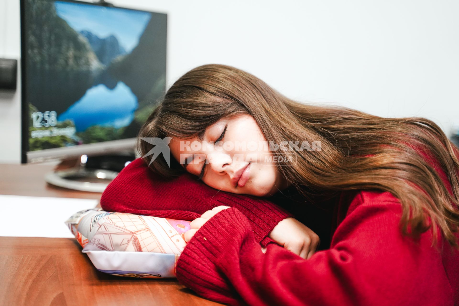 Девушка и компьютер