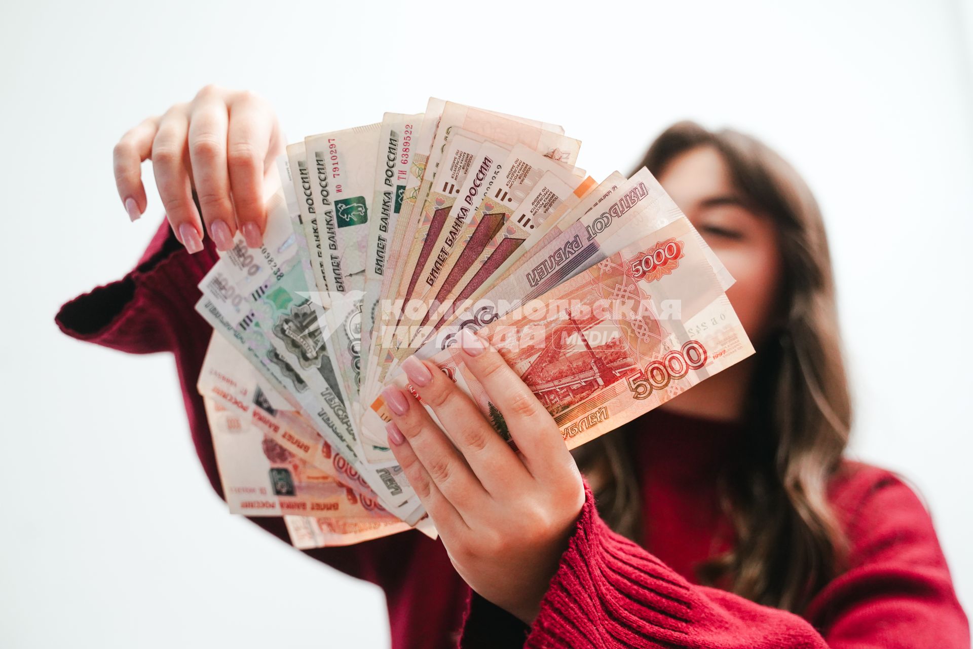 Девушка считает деньги