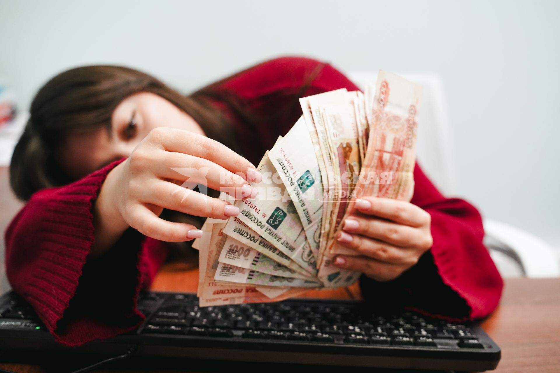 Девушка считает деньги