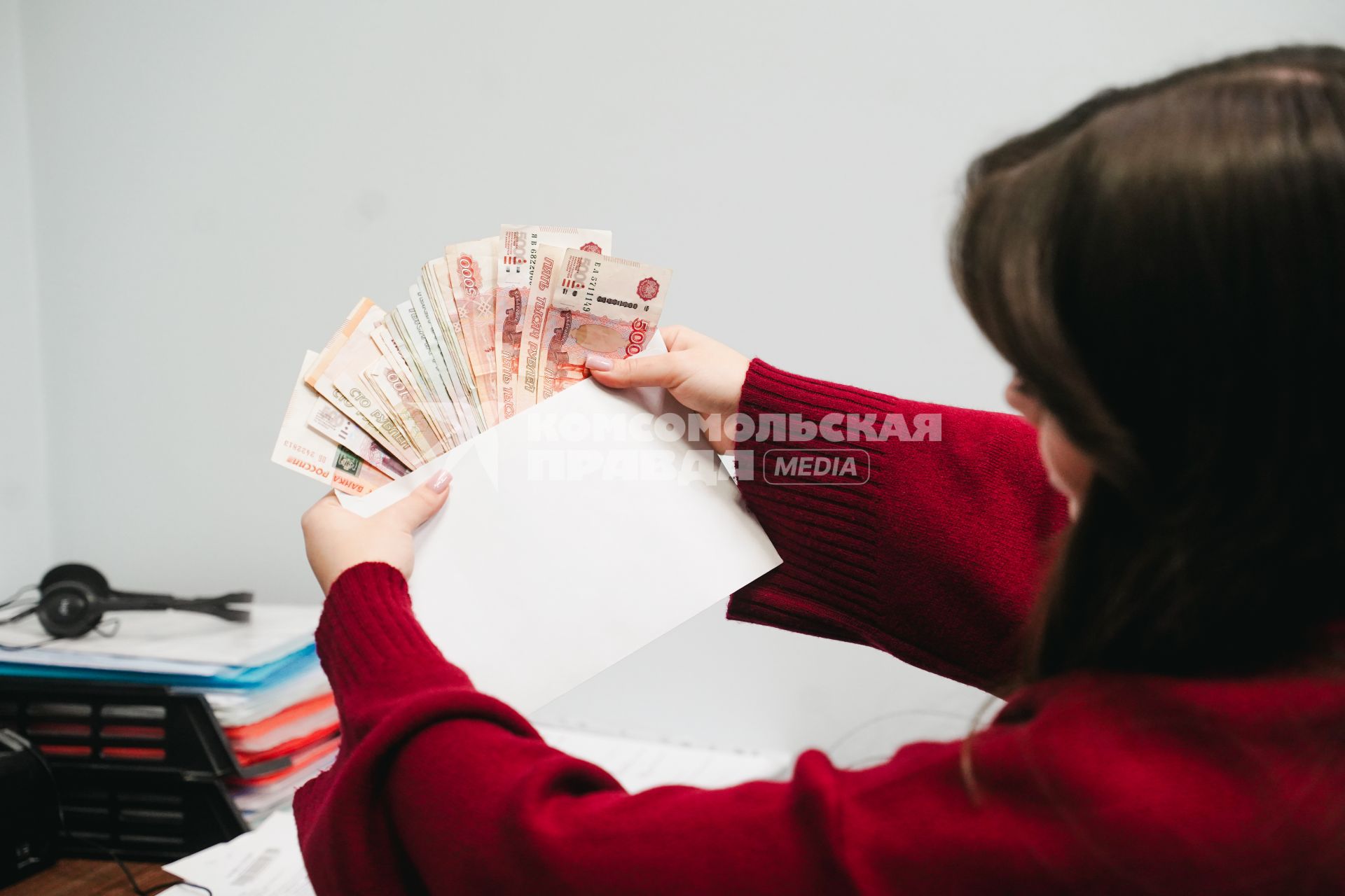 Девушка  считает деньги