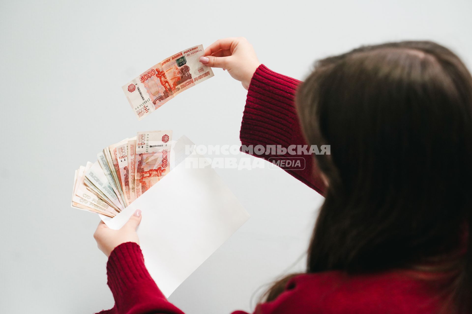 Девушка  считает деньги