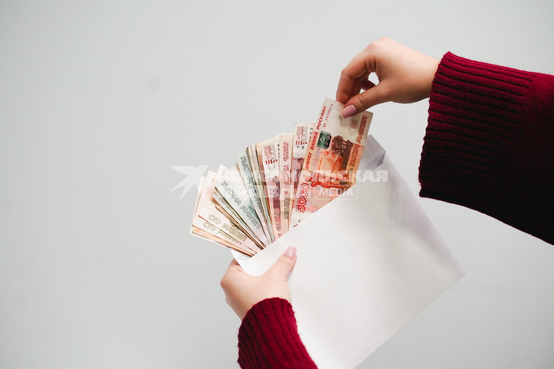 Девушка  считает деньги