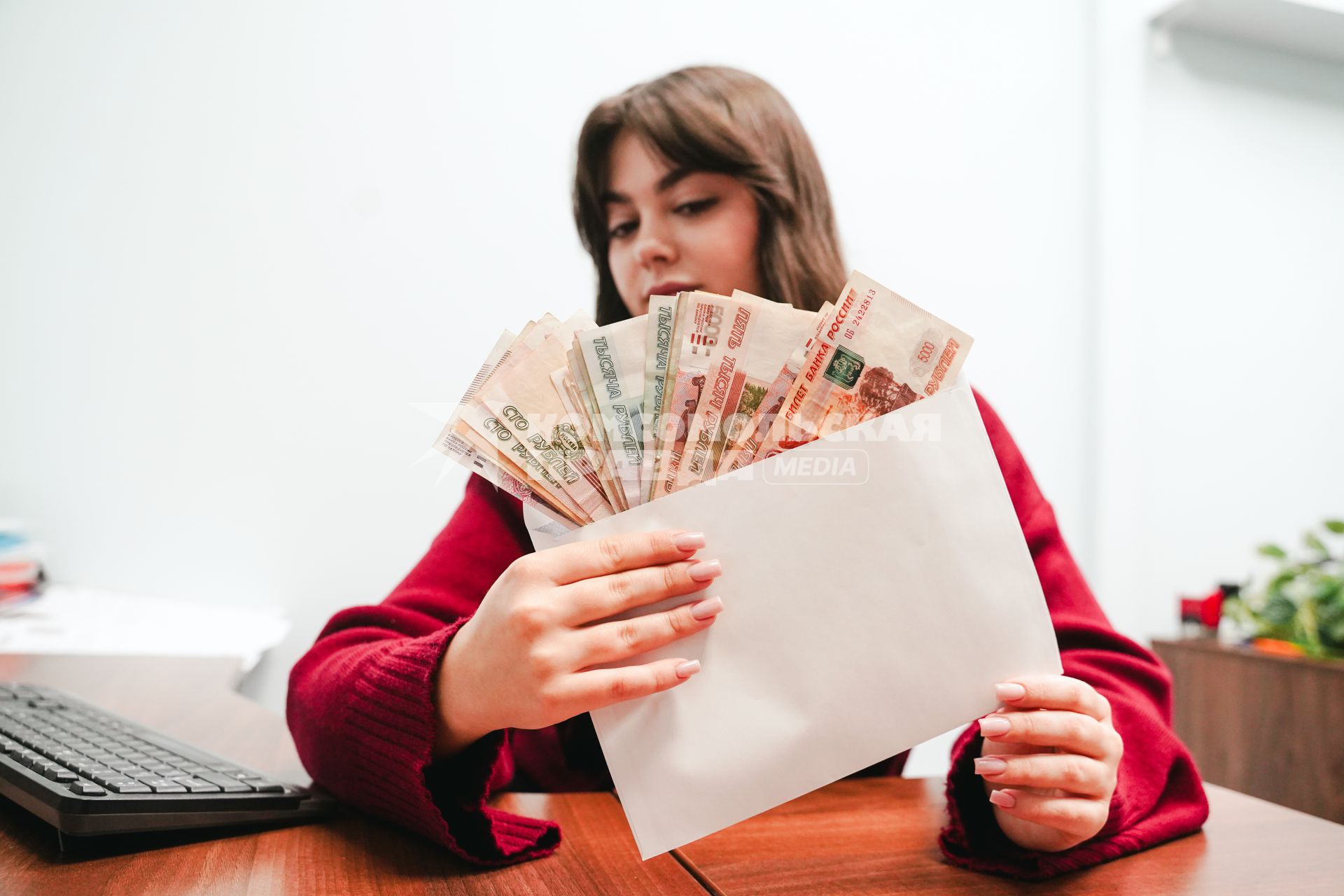 Девушка  считает деньги