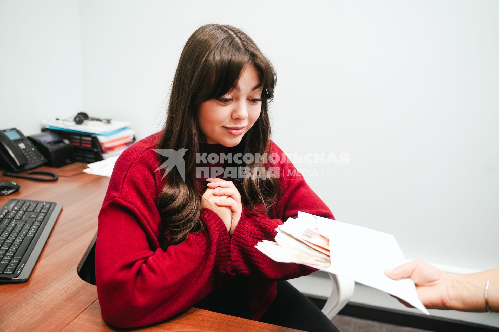 Девушка  считает деньги