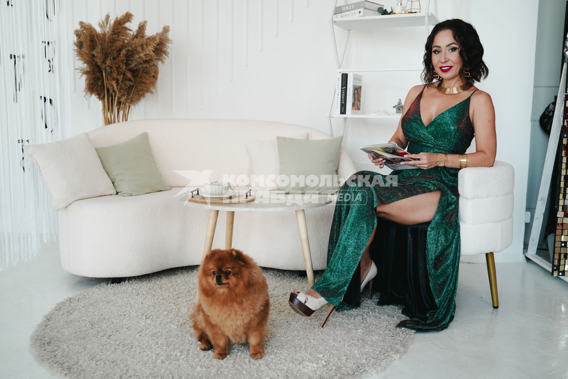 Девушка с собакой