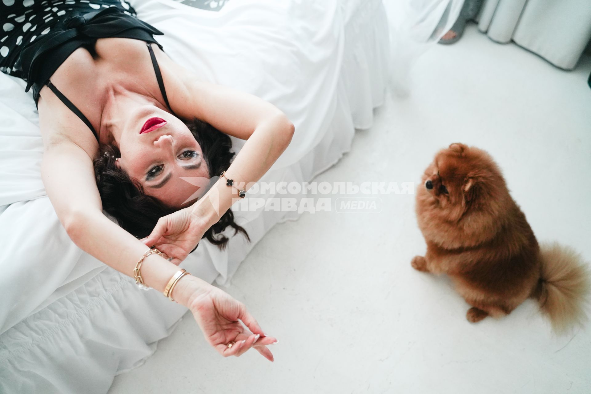 Девушка с собакой