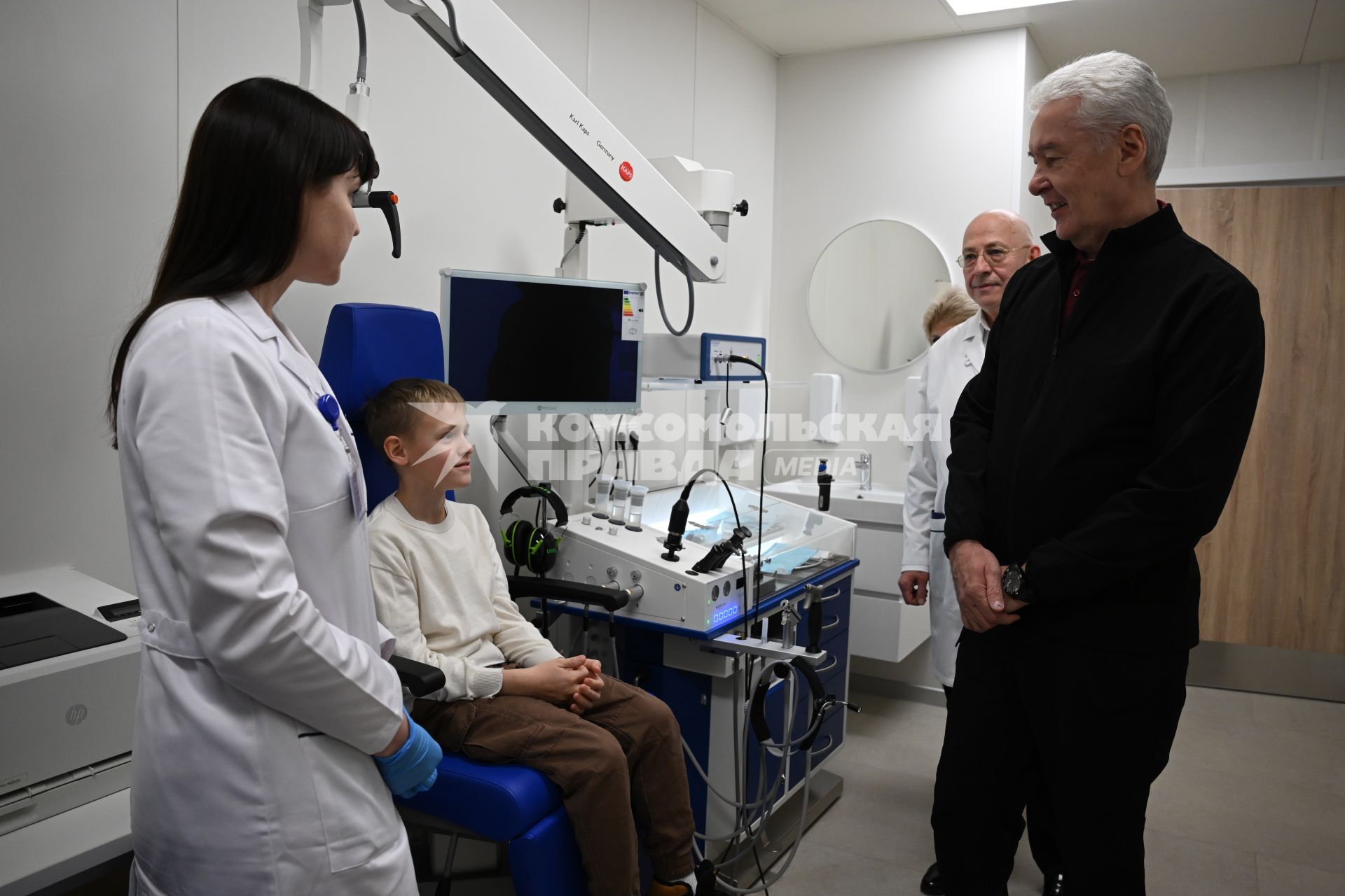 Сергей Собянин во время посещения детско-взрослого сурдологического центра