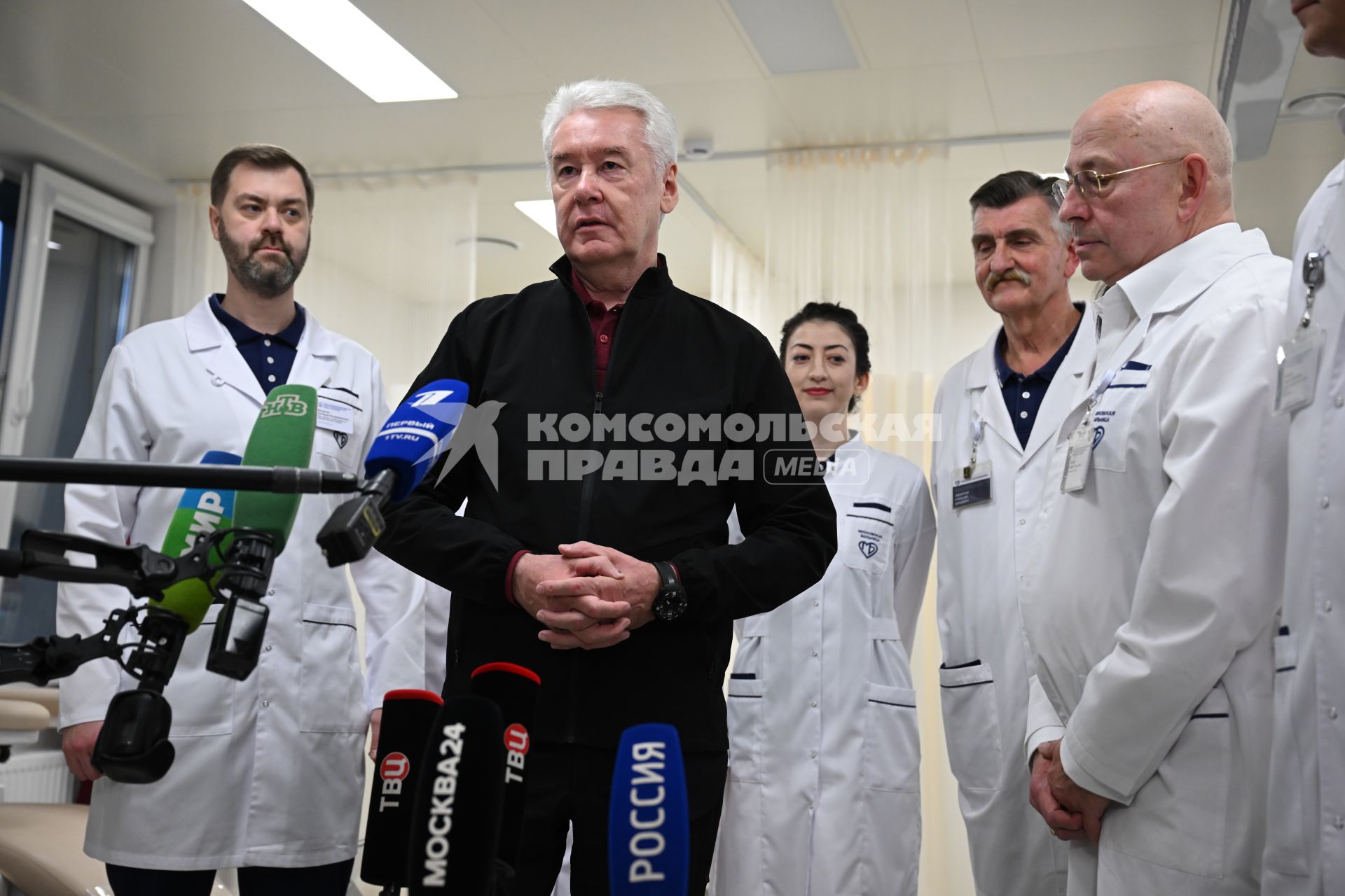 Сергей Собянин во время посещения детско-взрослого сурдологического центра