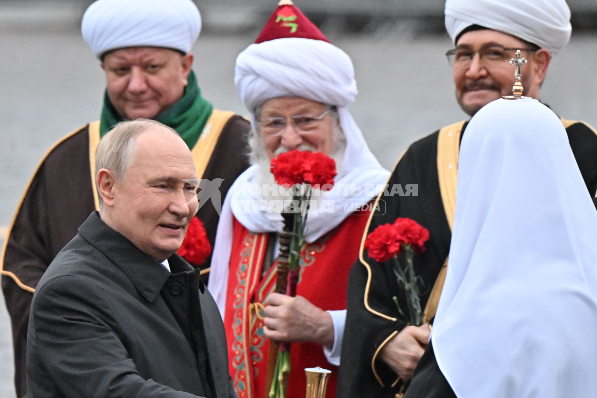 Возложение цветов к памятнику Минину и Пожарскому в Москве