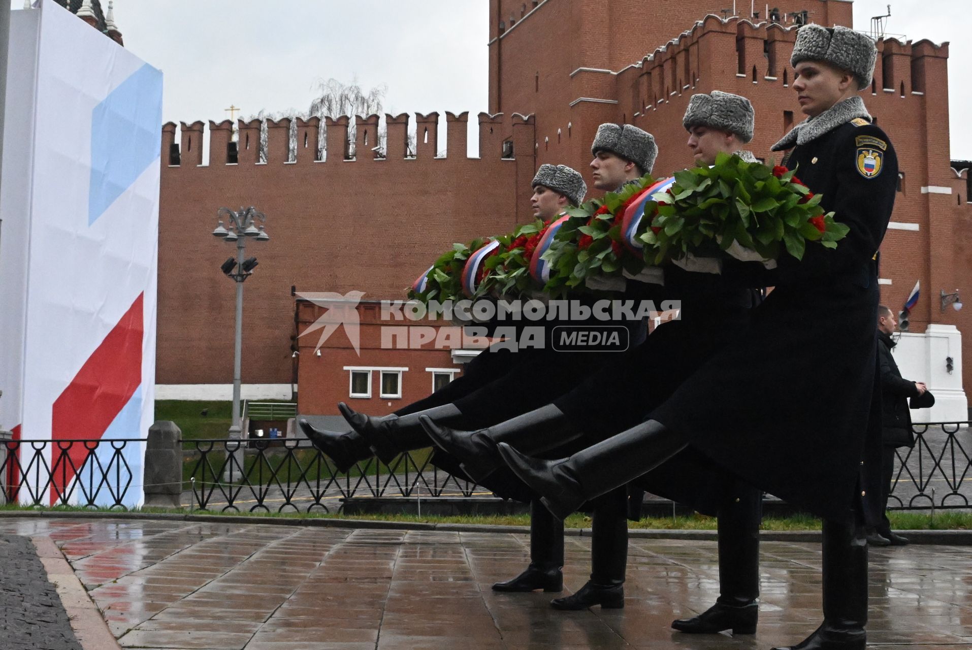 Возложение цветов к памятнику Минину и Пожарскому в Москве