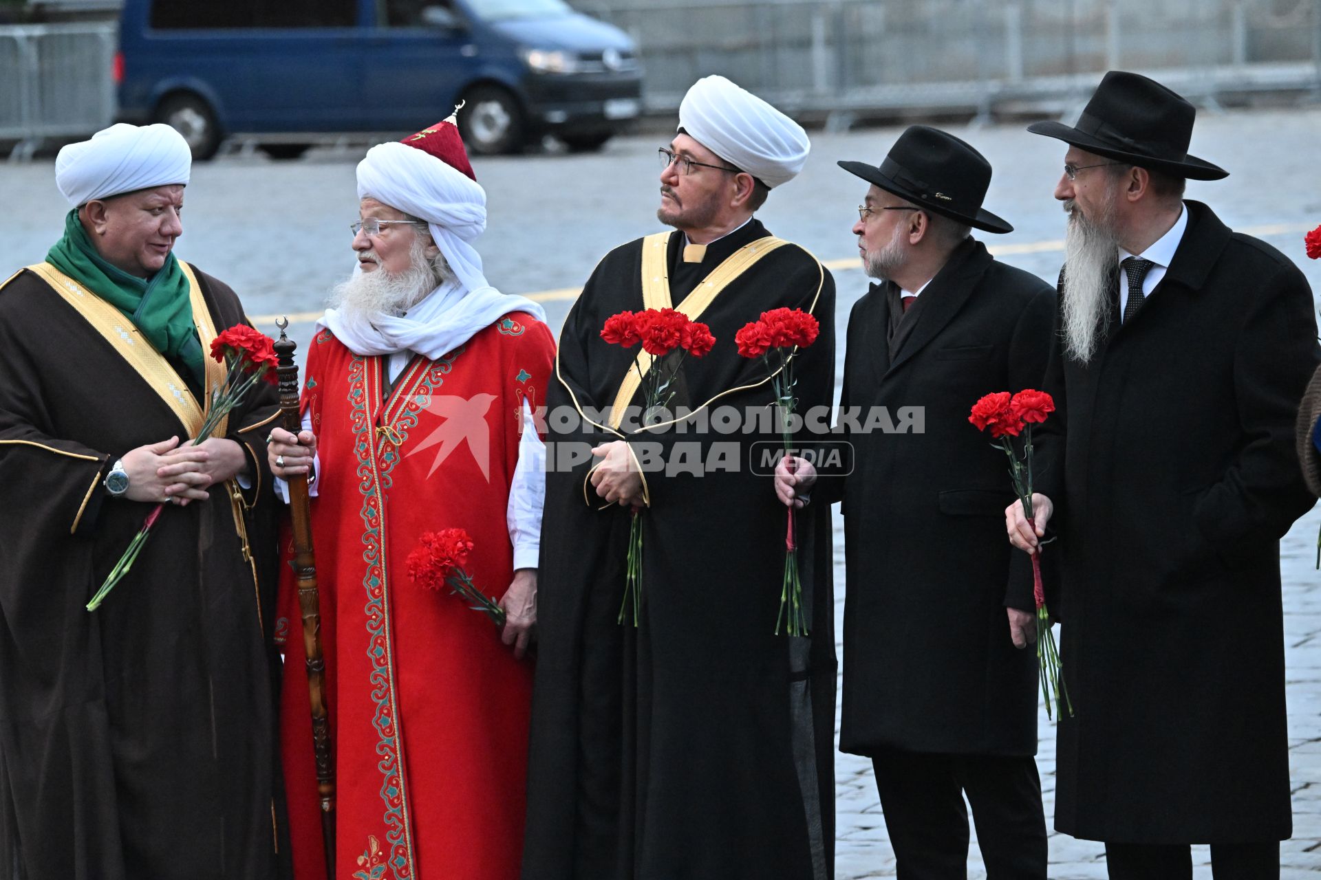 Возложение цветов к памятнику Минину и Пожарскому в Москве