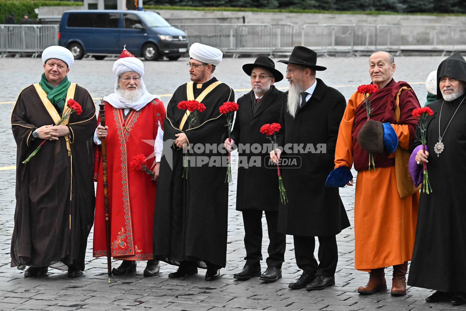 Возложение цветов к памятнику Минину и Пожарскому в Москве