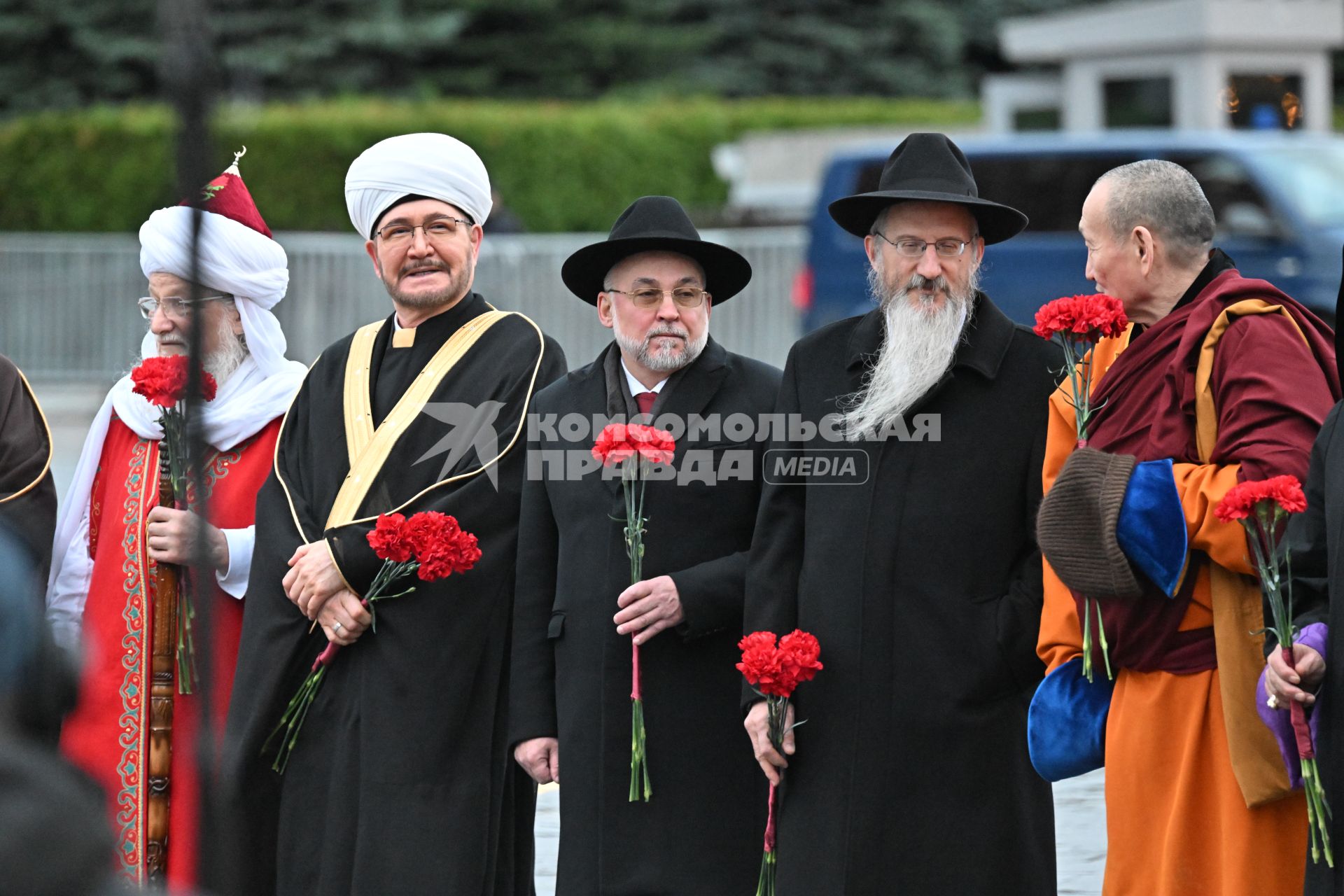 Возложение цветов к памятнику Минину и Пожарскому в Москве