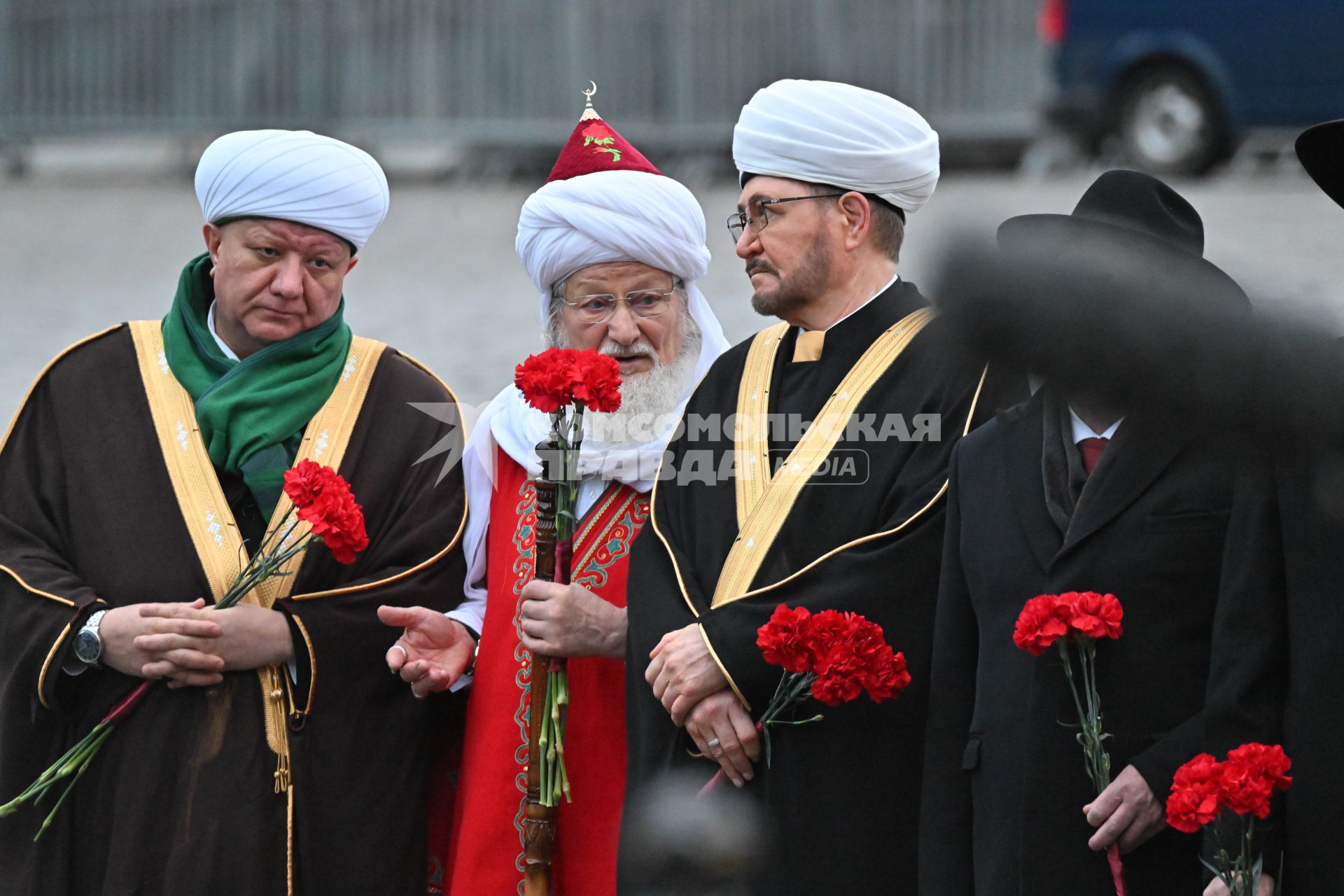 Возложение цветов к памятнику Минину и Пожарскому в Москве