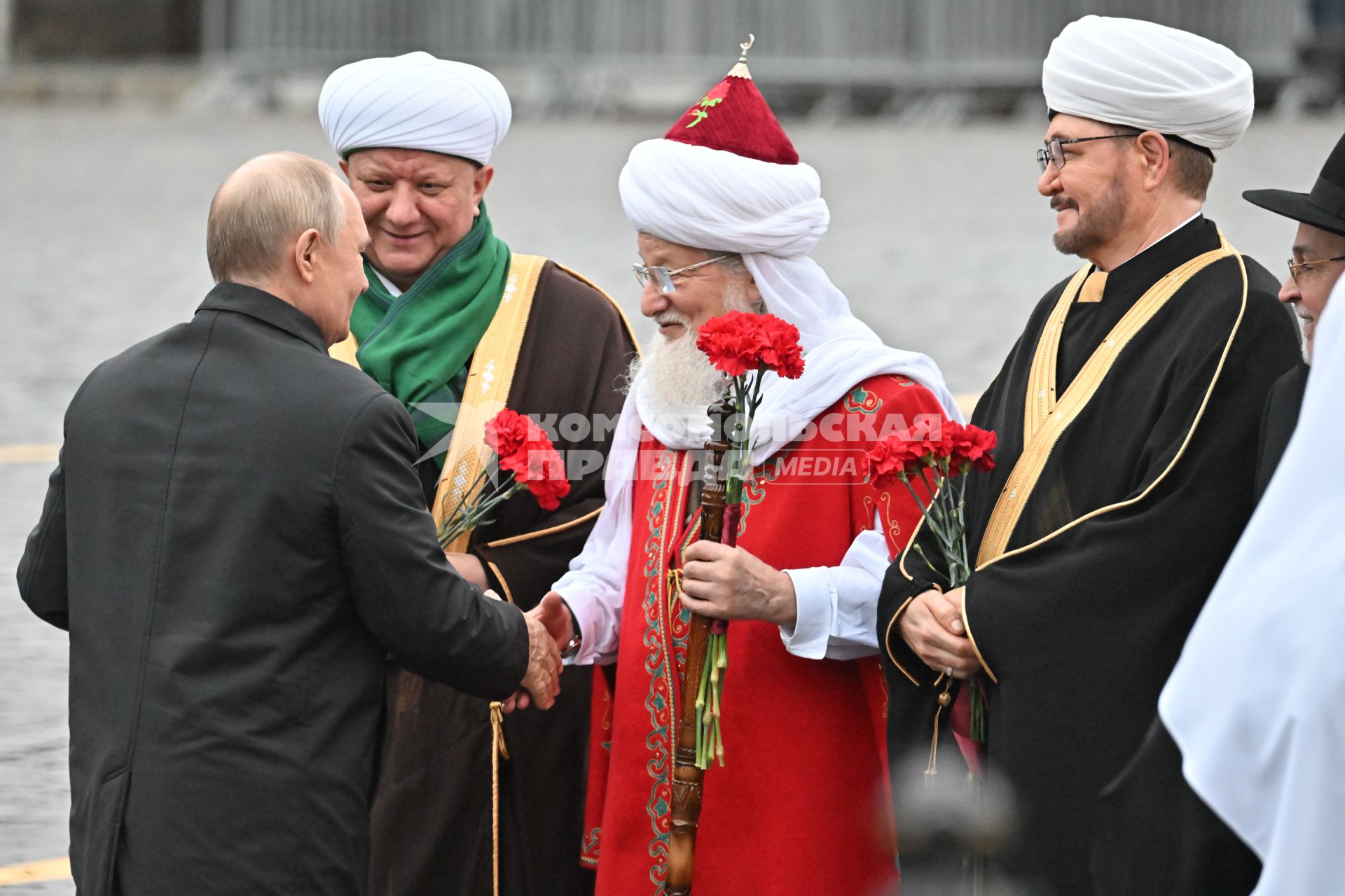 Возложение цветов к памятнику Минину и Пожарскому в Москве