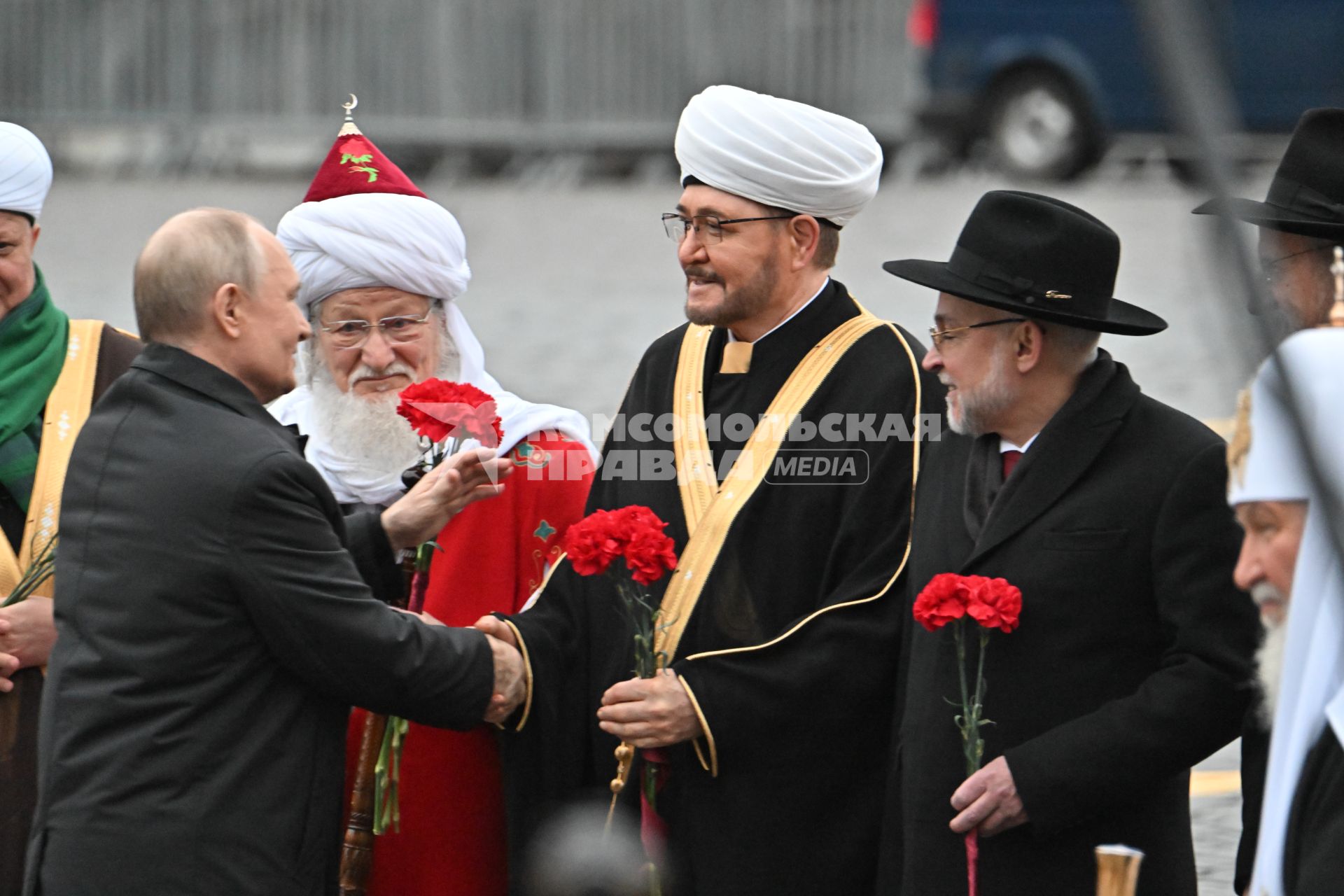 Возложение цветов к памятнику Минину и Пожарскому в Москве