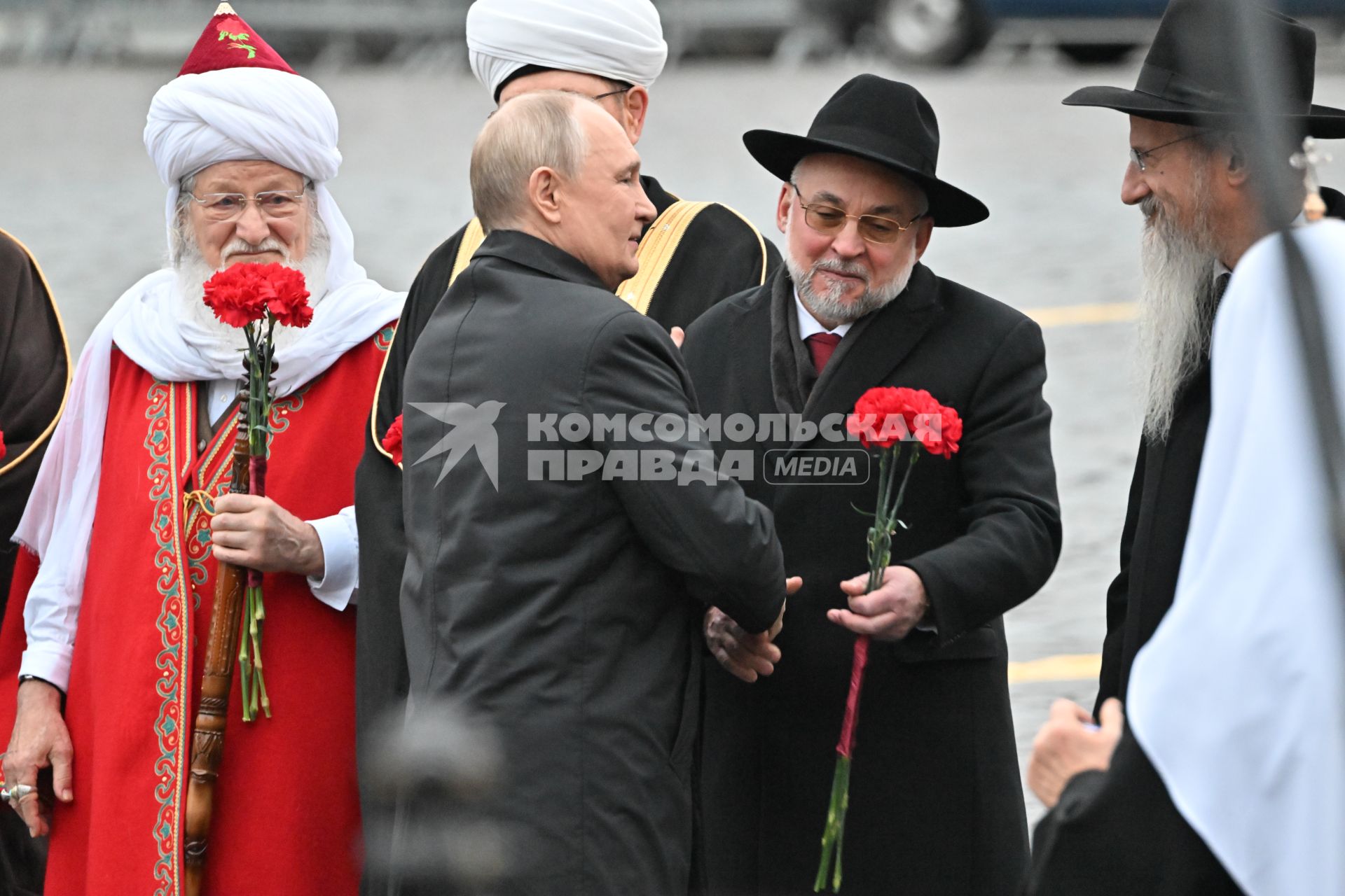 Возложение цветов к памятнику Минину и Пожарскому в Москве