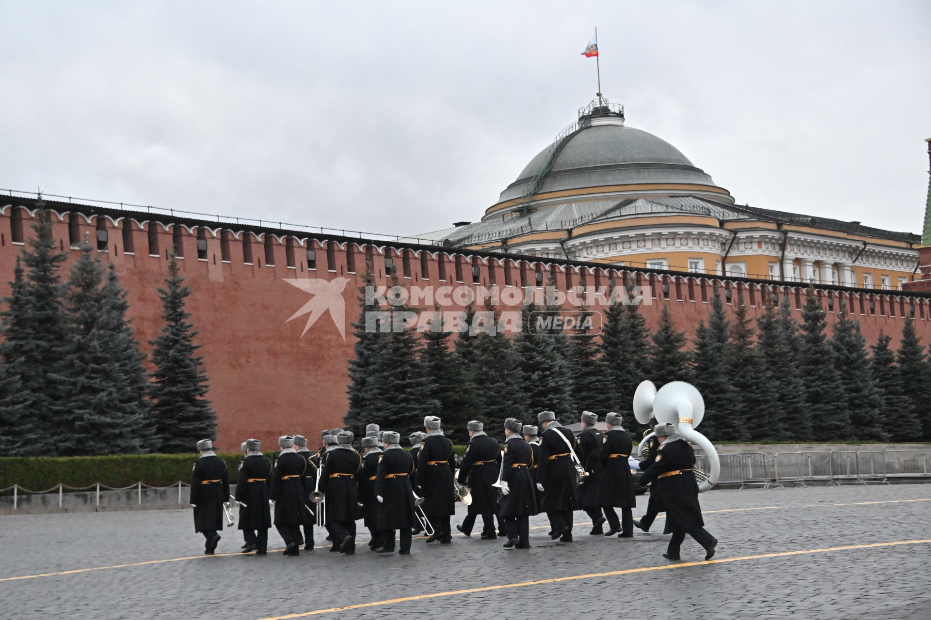 Возложение цветов к памятнику Минину и Пожарскому в Москве