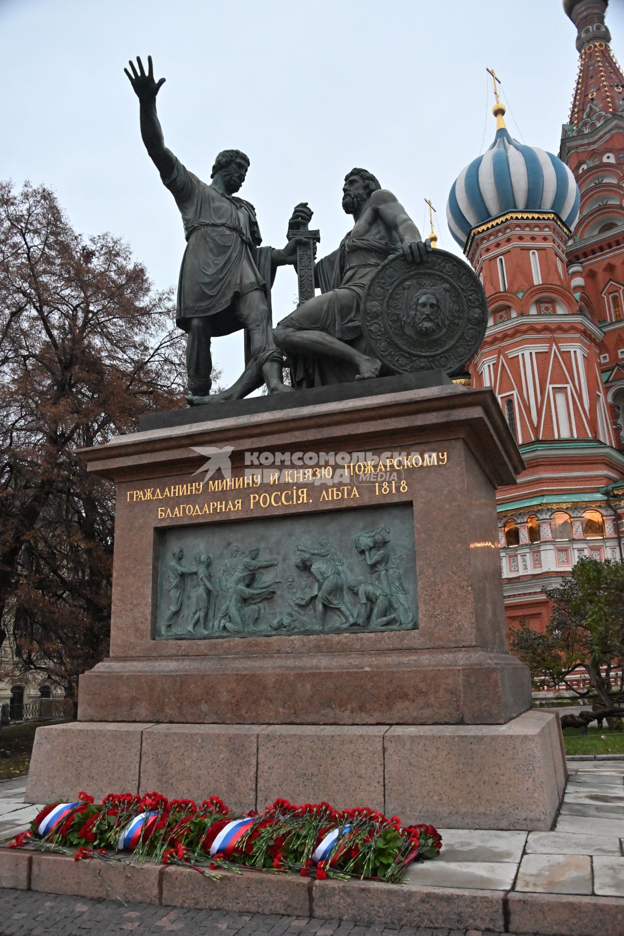 Возложение цветов к памятнику Минину и Пожарскому в Москве