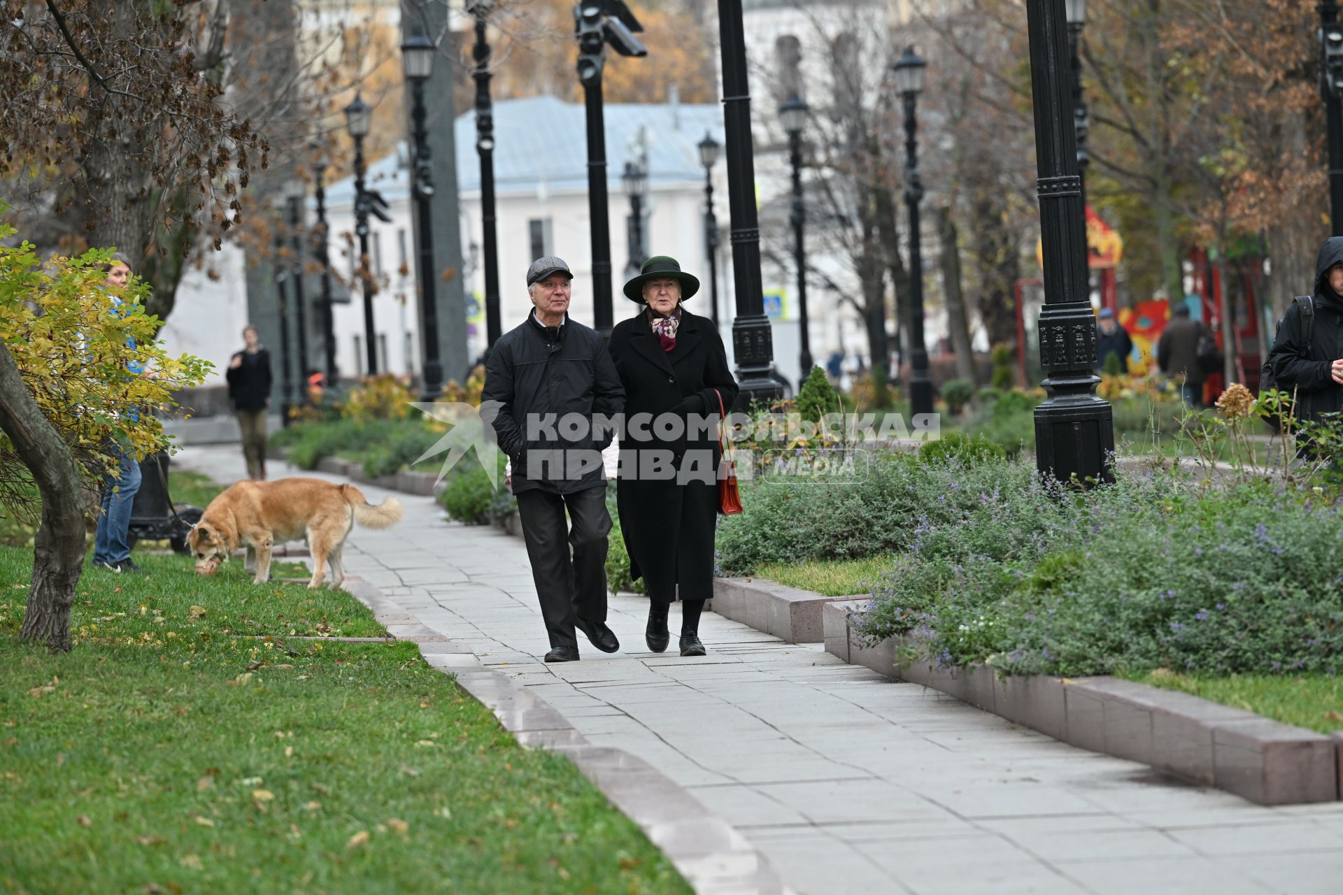 Мужчина и женщина гуляют по Чистопрудному бульвару