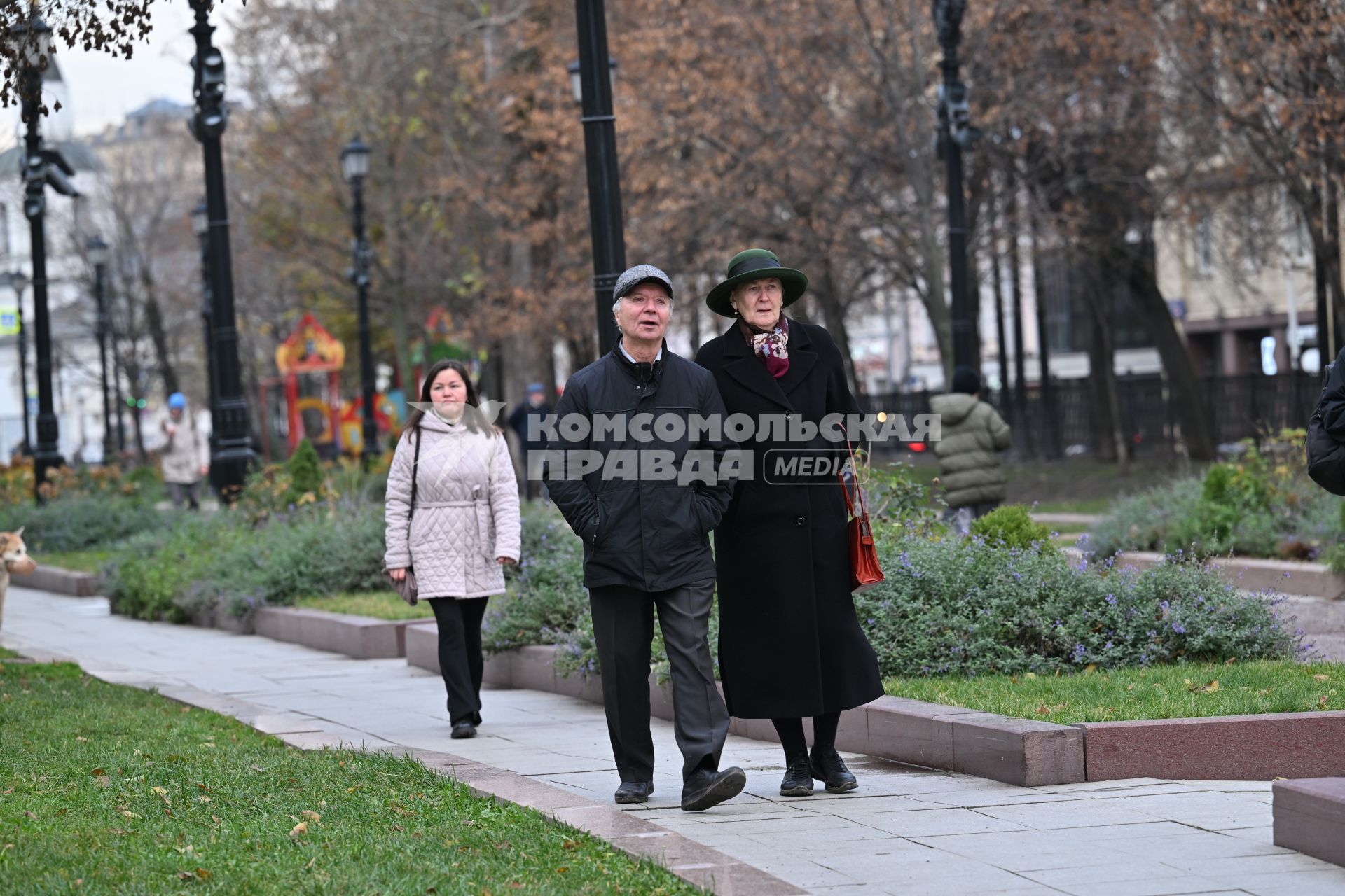 Мужчина и женщина гуляют по Чистопрудному бульвару