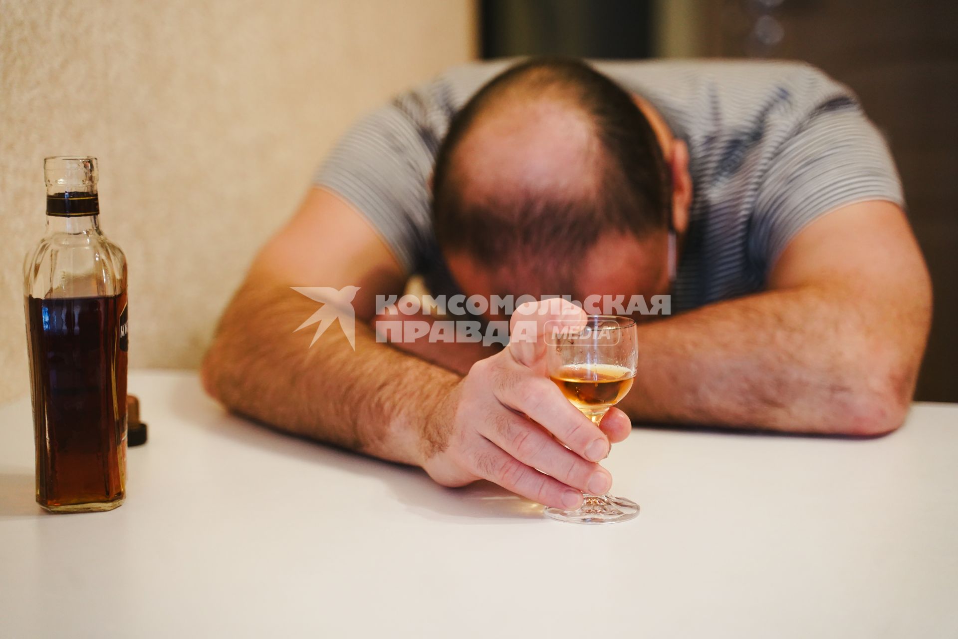 Постановочная съемка на тему алкоголя