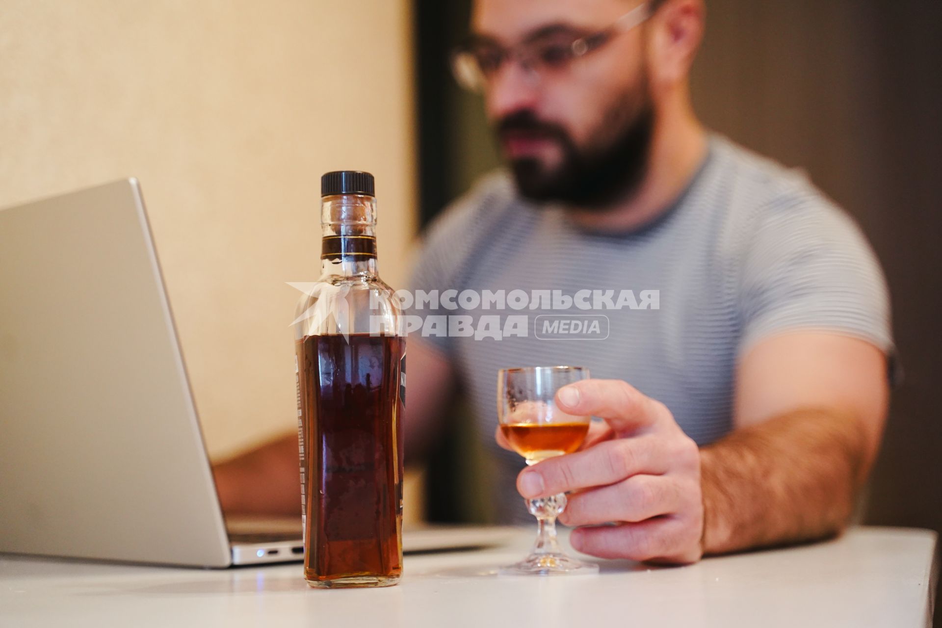 Постановочная съемка на тему алкоголя