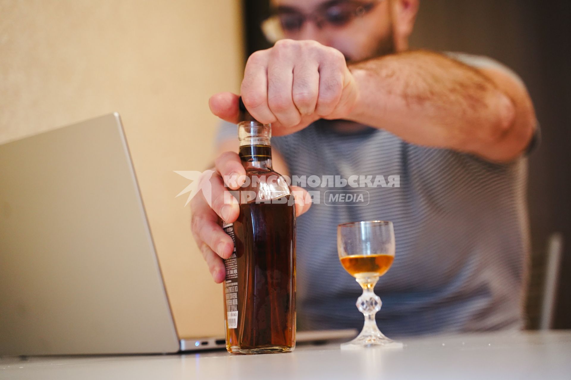 Постановочная съемка на тему алкоголя